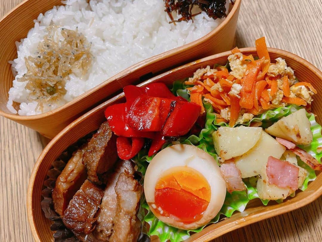 坂下千里子さんのインスタグラム写真 - (坂下千里子Instagram)「煮豚弁当。葉物がなかったの。葉物のフリフリって大事ね… . . #汁が垂れませんように。#真っ直ぐ持って行ってね #娘弁当 #お弁当 #ランチ #lunch #japan #washoku」2月14日 8時40分 - chiriko_sakashita_official