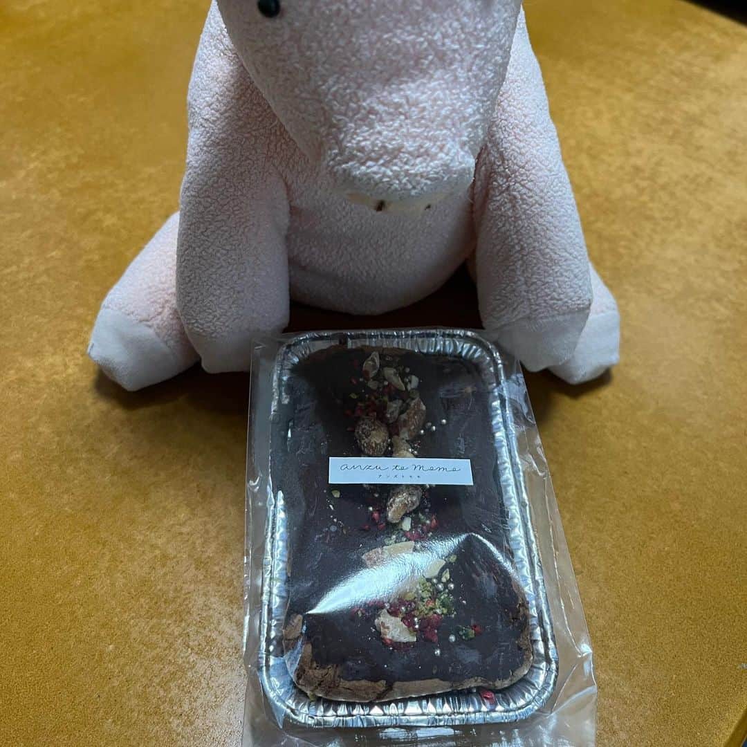 のインスタグラム：「ハッピーバレンタイン！ アンズトモモのチョコレートパウンドケーキをいただきました。濃厚！ おいしかった。コーヒーにとてもよく合います。 #ぶたぶた #山崎ぶたぶた #矢崎存美 #アンズトモモ #チョコレート #バレンタイン #バレンタインデー」