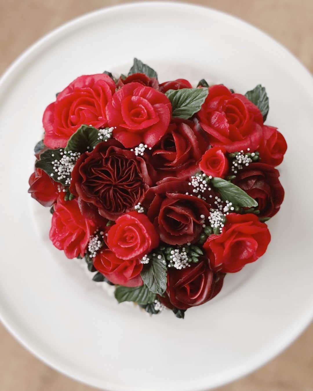 Robin May Flemingのインスタグラム：「I was going for the most valentiney-valentine-that-ever-valentined vibe with this one. Not sure I nailed that heart shape, but big forever love celebrates the best intentions. 💘 Happy almost Valentine’s Day, @matthewjay! You are funny and nice and such a talented, hard-working artist.   Also, you are really good at puzzles.」