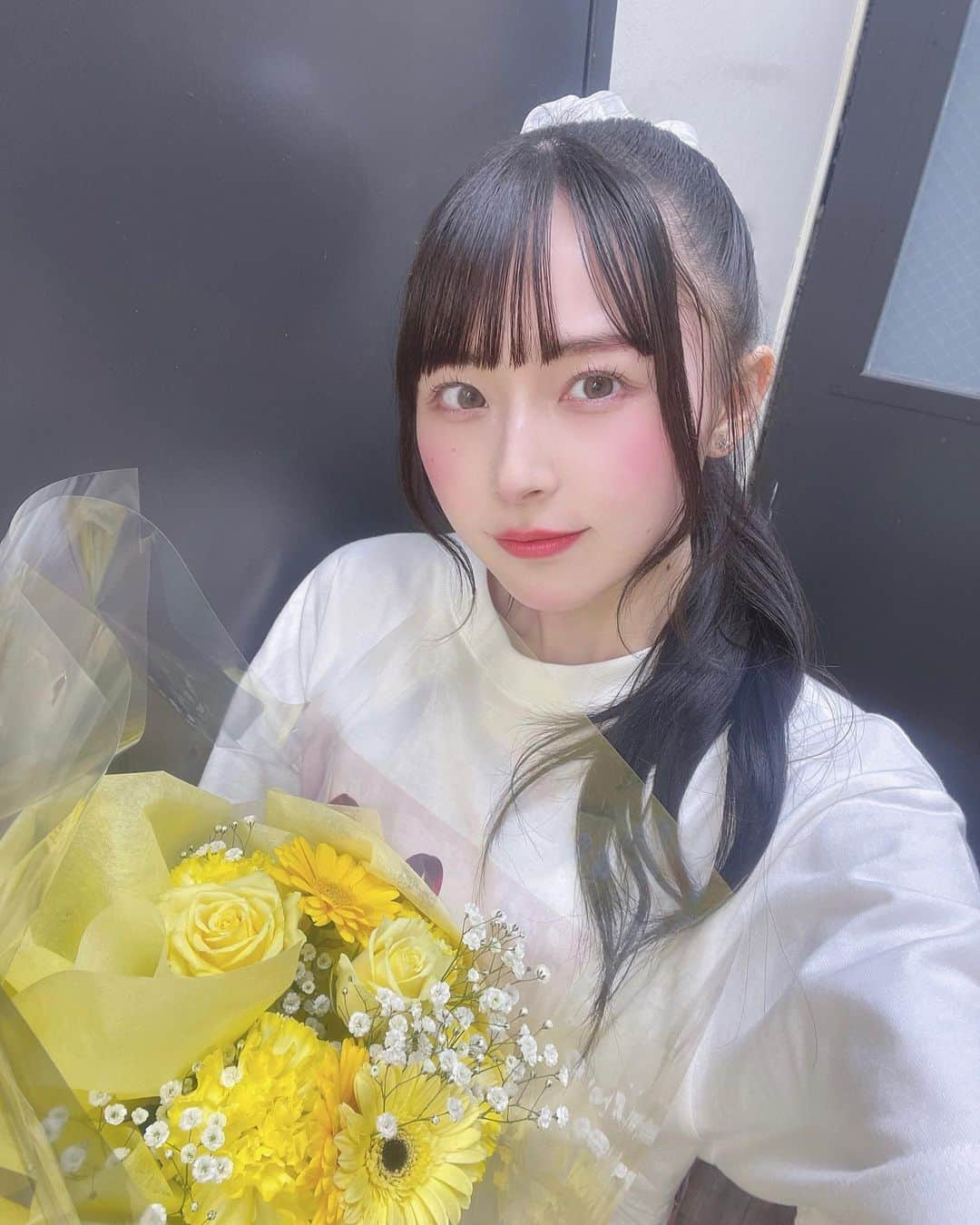 島村嬉唄のインスタグラム：「2周年ライブ あいにきてくれて ありがとう 💐 これからも 一緒いようね 〜 ！  だいすきだよ 〜 ！🤍」