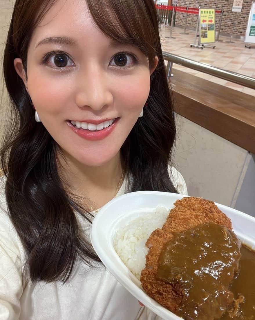 のインスタグラム：「小倉大賞典まであと＼5日／ * 写真は ボントン のカツカレー🍛 競馬場はグルメも沢山あって レースだけじゃなくてご飯も楽しめちゃいます✌️✨ * 2023年2月19日㈰は 小倉競馬場でGIII 小倉大賞典が行われます✨  第4レース終了後にはイベントステージにて 調教ハンターの天童なこさんと小倉大賞典の予想会を行います🐴  そして12レース終了後にはパドックで なかやまきんに君トークショー💪  私はMCとして両方登場致します！  是非とも1日を通して小倉競馬場で 楽しんで頂けたらと思います💕 どうぞ宜しくお願い致します✨」