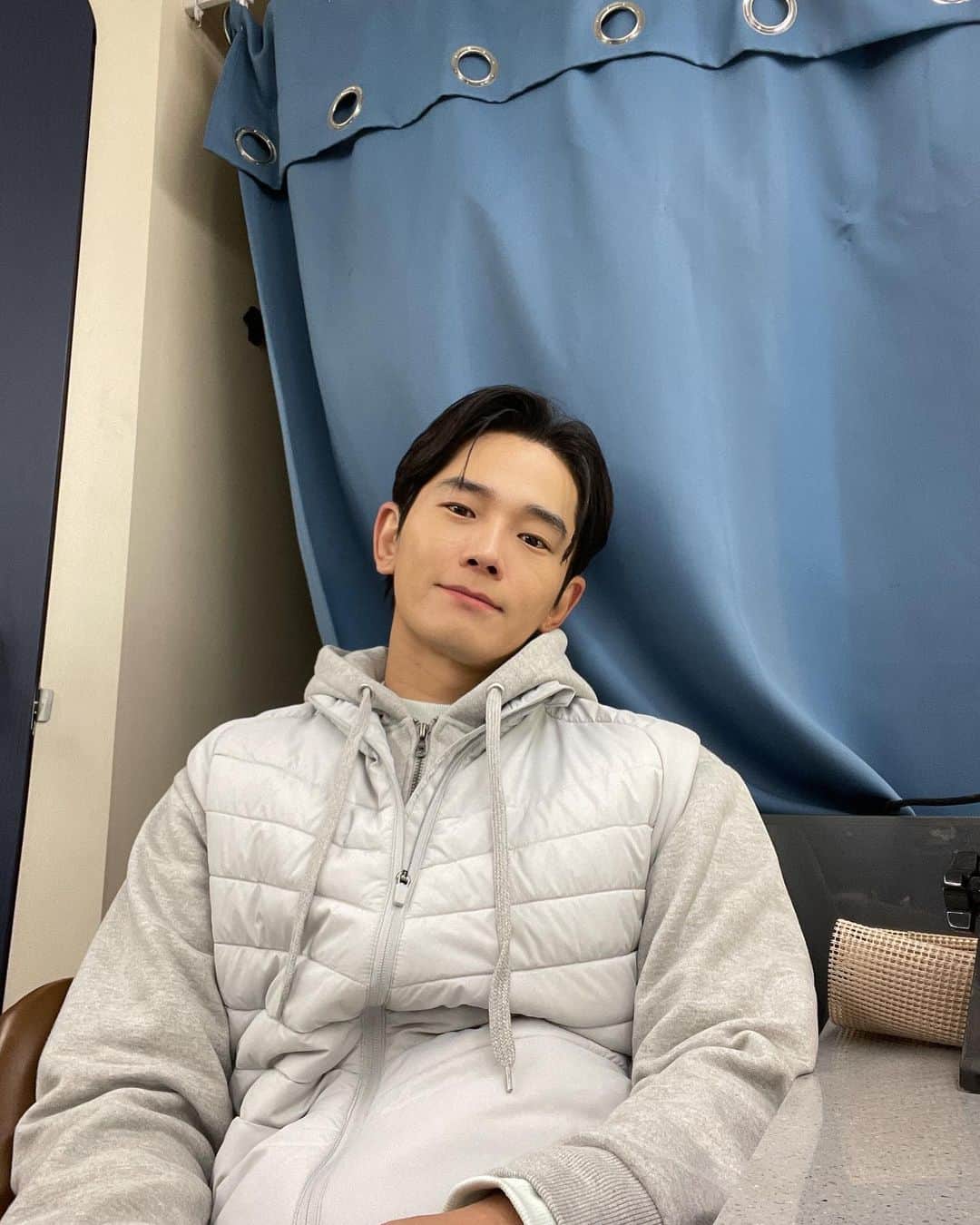 オン・ジュワンのインスタグラム：「오랜만이야~ 날이 점점 풀리네~🏃🏻 그래도 감기 조심.」