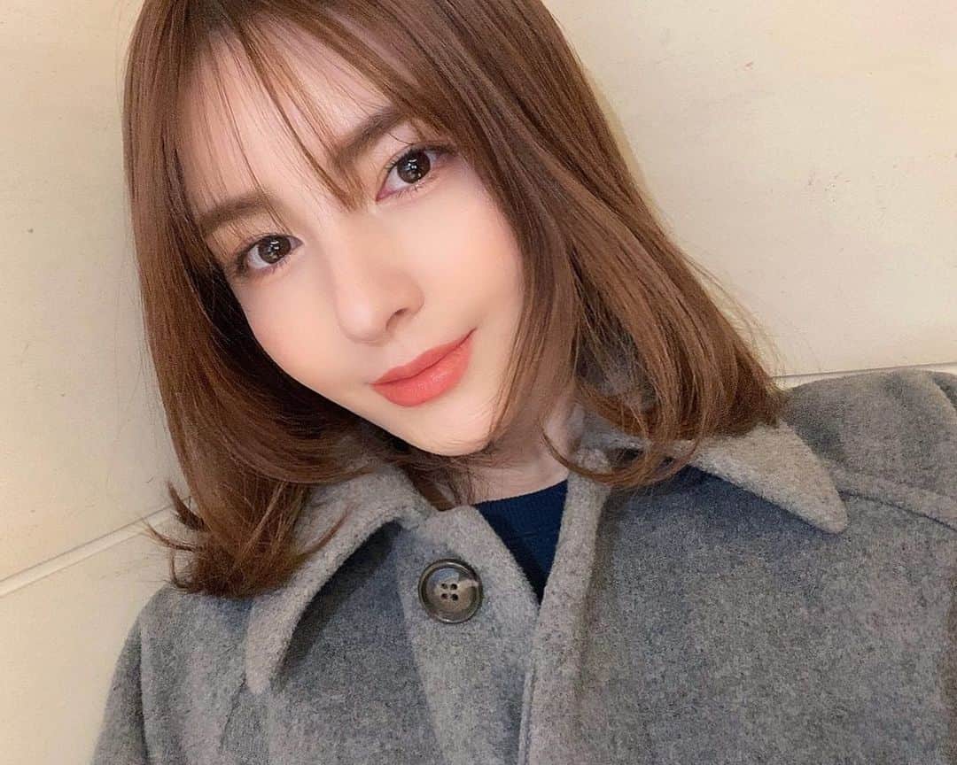 スミス楓のインスタグラム：「新作コスメ♡  オペラリップティントNの春限定＆新色リップが可愛すぎたから紹介するね🥰🥹  新色の17ピーチグロウ、 限定色の118ブルームピンク、 復刻色の111フォギーベージュ(オンライン限定)  3つ塗って色味の比較撮ったから画像スクロールして見てね♡ 質感もわかると思う😚  ささっと塗っただけで発色良いーー！  (1枚目はピーチグロウ使用🍑)  このリップ、植物オイルで保湿ケアしてくれてティント処方だから自然な発色と保湿感が両方とも続くの♡  ムラにならないから鏡見なくても簡単に塗れるの最高🫶🏻  ちゅるっとした質感のティント大好き🥹  透ける花びらピンクカラーだから、 春に向けて新しいリップ探してる方ぜひ♡  新色17ピーチグロウと限定色118ブルームピンクは2/15発売✔️  公式オンライン限定発売の復刻色111フォギーベージュは2/8発売です🧸  @opera_cosmetics #オペラリップティント #リップ #ティントリップ  #新作コスメ #春コスメ #ad」