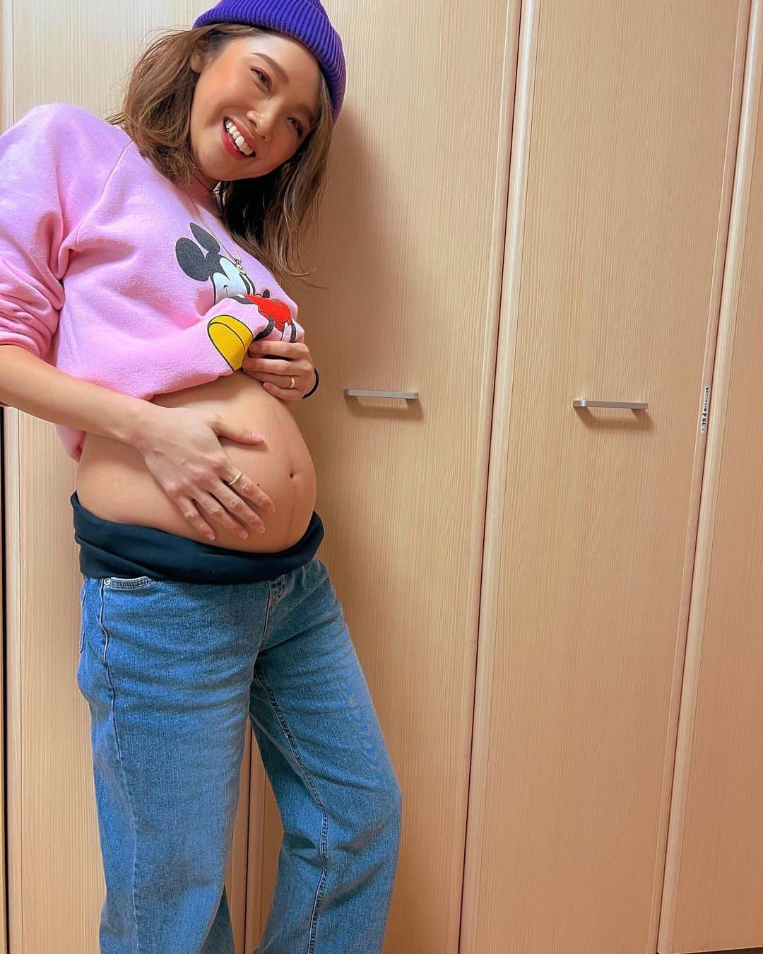 マイコ さんのインスタグラム写真 - (マイコ Instagram)「* 8か月も後半になりました🤰 後期に入ってどんどんお腹が膨れ出し ついにわたしの人生で 経験したこと見たことない体重を 抱えて過ごしていますw  腰まで膨らみ出して 前にも後ろにも伸びまくる皮膚🫣 いよいよ正中線は現れたけど 毎日予防クリームを 全身に塗りまくってるおかげか 妊娠線はなんとか回避中🥹 でも日々肌が引っ張られてくのは感じるし、 乾燥と急な増量は妊娠線出来やすくなるって聞くから とにかく保湿して肌を柔らかく保ってます💗  お風呂上がりにはポンプ式でサッと塗れる  @mitera_organics のクリームが 最近のお気に入り🥰 微香性タイプにしたら、 柑橘系のいい香りがしてそこも好き🧡 とにかく、 気がついたらラストスパートな私のお腹。 助産師さんにも 「後期は加速するから体重キープするつもりで過ごしてね」 って言われたので、 引き続き、保湿と暴食気をつけます🙋‍♀️w  miteraのマタニティクリームは クーポンコード 【maikomitera】で 初回の金額から1000円OFFになるから、 マタニティクリーム検討してる人は ぜひクーポン使ってみてね🎟 ・ ・ ・ ・ #mitera#妊娠線予防クリーム#マタニティクリーム#妊娠線予防#妊娠後期#8ヶ月#マタニティライフ」2月14日 18時59分 - maicorori