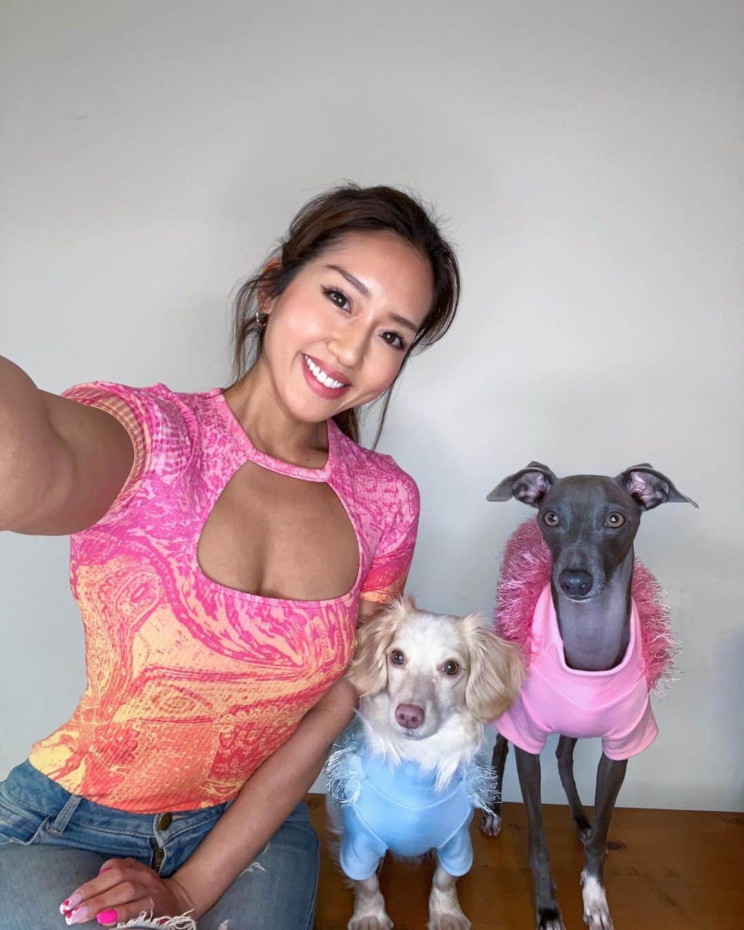 Azusaのインスタグラム：「Happy Valentine’s Day ❤️🐶  バレンタインデーのお散歩は少しおしゃれしていってきました🥹  みんなも素敵な一日を✨✨  ⁡ #workout#fitness#fitnessbikini#bikinifitness#fitnessmotivation#personaltrainer#fitgirl#筋トレ女子#パーソナルトレーナー#ボディメイク女子#ボディメイク」
