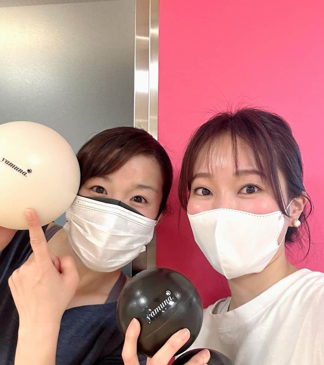 愛白もあさんのインスタグラム写真 - (愛白もあInstagram)「. フィットネスクラブ広尾にて #ヤムナボディーローリング と #ボディメイクピラティス の レッスンでした🎀 ⁡ 今日は同期のさお(#真輝いづみさん ）が自分のダンスのレッスン後に駆け込みで ヤムナを受けに来てくれました☺️👏 ⁡ ⁡ さおは普段ダンスとヨガの先生をしています。 音楽学校の時からとてもかっこいいダンスに、皆んな見惚れていたのを思い出します🫣 出来ないステップを教えてもらっていました😊 優しくて丁寧なんですよね🧚  ヤムナは自分でセルフワークもできるという事で、とても気にいってくれました🍀 深層の筋肉、骨にまでボールを入れていきます🦴 硬めのボールがいいよね❤︎ ⁡ ⁡ ダンスバレエの後のストレッチにも最適です💕 ⁡ ⁡  #フィットネスクラブ広尾  #プレミアムレッスン  @sao.makiizumi」2月14日 18時57分 - aishiro_moa