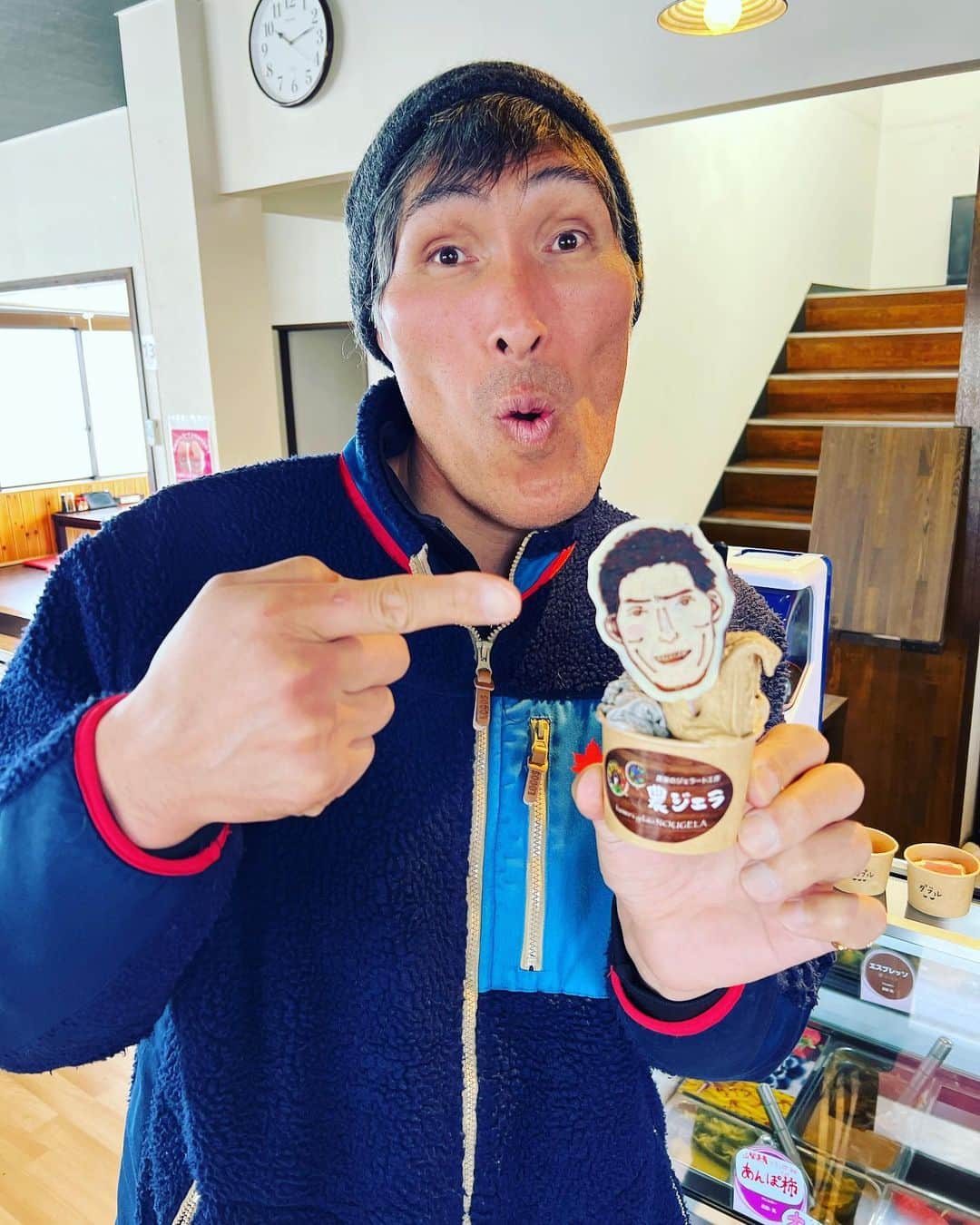 篠原信一さんのインスタグラム写真 - (篠原信一Instagram)「チョコっと男前に😁  屋台らぁめん小林店内で販売している農ジェラに 僕の似顔絵チョコトッピング✨ ⁡ バレンタインに自分の顔チョコ食べるなんて🫣 ⁡ 事前予約ですが 似顔絵のチョコも作ってくれます♪ ちょっとした記念日には嬉しい😆 ⁡ #屋台ラーメン小林  #農ジェラ #ジェラート  #似顔絵チョコ #似顔絵」2月14日 19時01分 - s.shinohara_life