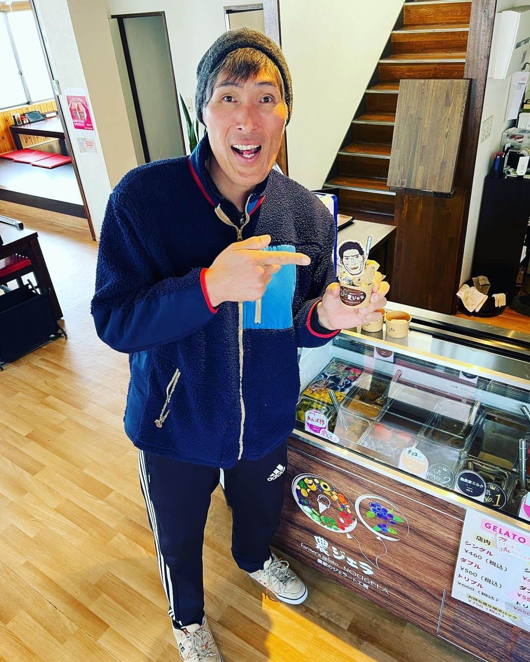 篠原信一さんのインスタグラム写真 - (篠原信一Instagram)「チョコっと男前に😁  屋台らぁめん小林店内で販売している農ジェラに 僕の似顔絵チョコトッピング✨ ⁡ バレンタインに自分の顔チョコ食べるなんて🫣 ⁡ 事前予約ですが 似顔絵のチョコも作ってくれます♪ ちょっとした記念日には嬉しい😆 ⁡ #屋台ラーメン小林  #農ジェラ #ジェラート  #似顔絵チョコ #似顔絵」2月14日 19時01分 - s.shinohara_life