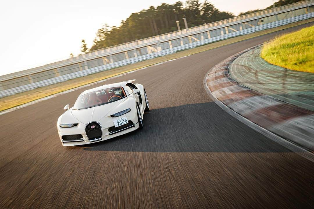 前澤友作のインスタグラム：「Track Day, Fun to drive!  #mzsupercar #bugatti #bugattichiron #chiron #hypercar #supercar #ブガッティ   #yusakumaezawa #前澤友作」