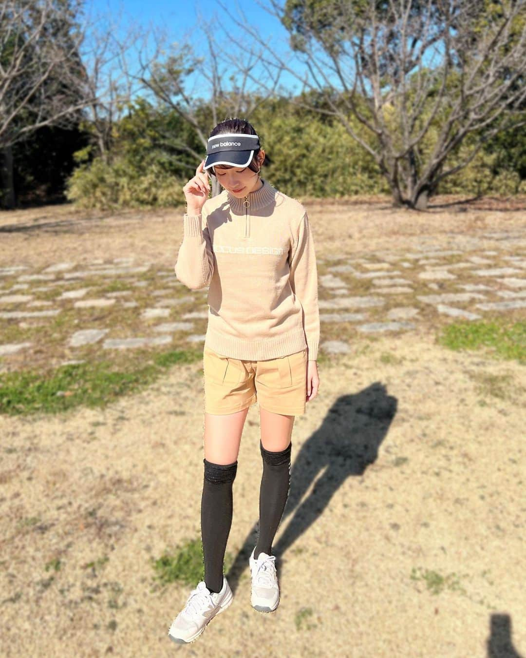 中島亜莉沙のインスタグラム：「Happy Valentine's Day‼︎ ミルクチョココーデ🍫🤎  ・Visor/Socks/Shoes @newbalancegolf_japan  ・Tops/Bottoms  @docusgolfworld   トップスの生地は程よく厚みがあるから 1枚でも暖かかった☺️ ショーパンは少し長めの丈なので 安心してマン振りできそう🏌️‍♀️笑  #golf #docusgolf #newbalancegolf #coordinate #冬ゴルフ #ゴルフ #ゴルフ女子 #コーデ紹介 #ベージュコーデ」