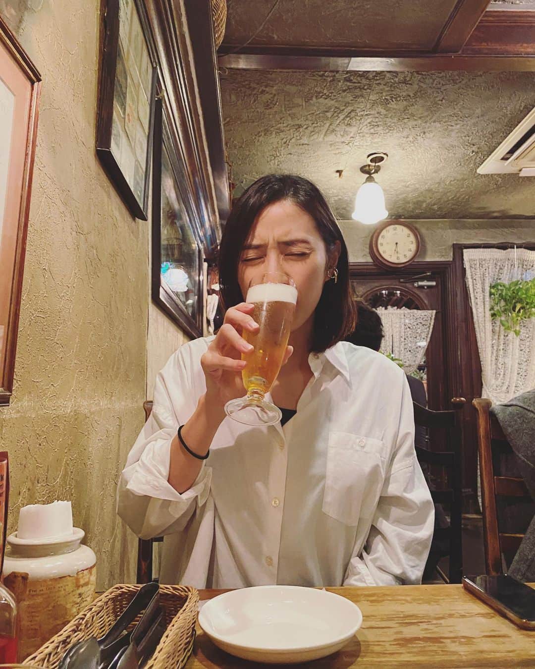 のインスタグラム：「先日久しぶりにちょっとだけお出かけ🥺 父母ありがとう！！！🙇‍♀️  いやー、生ビールうまい！！！」