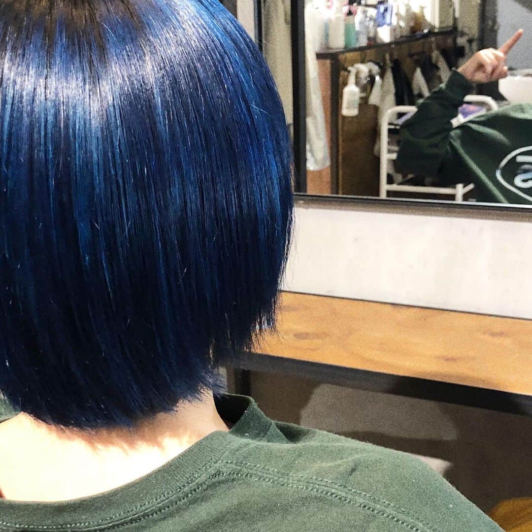 フジイタクミのインスタグラム：「2023年初カラーチェンジ！🟦 #青髪 #青 #🟦」