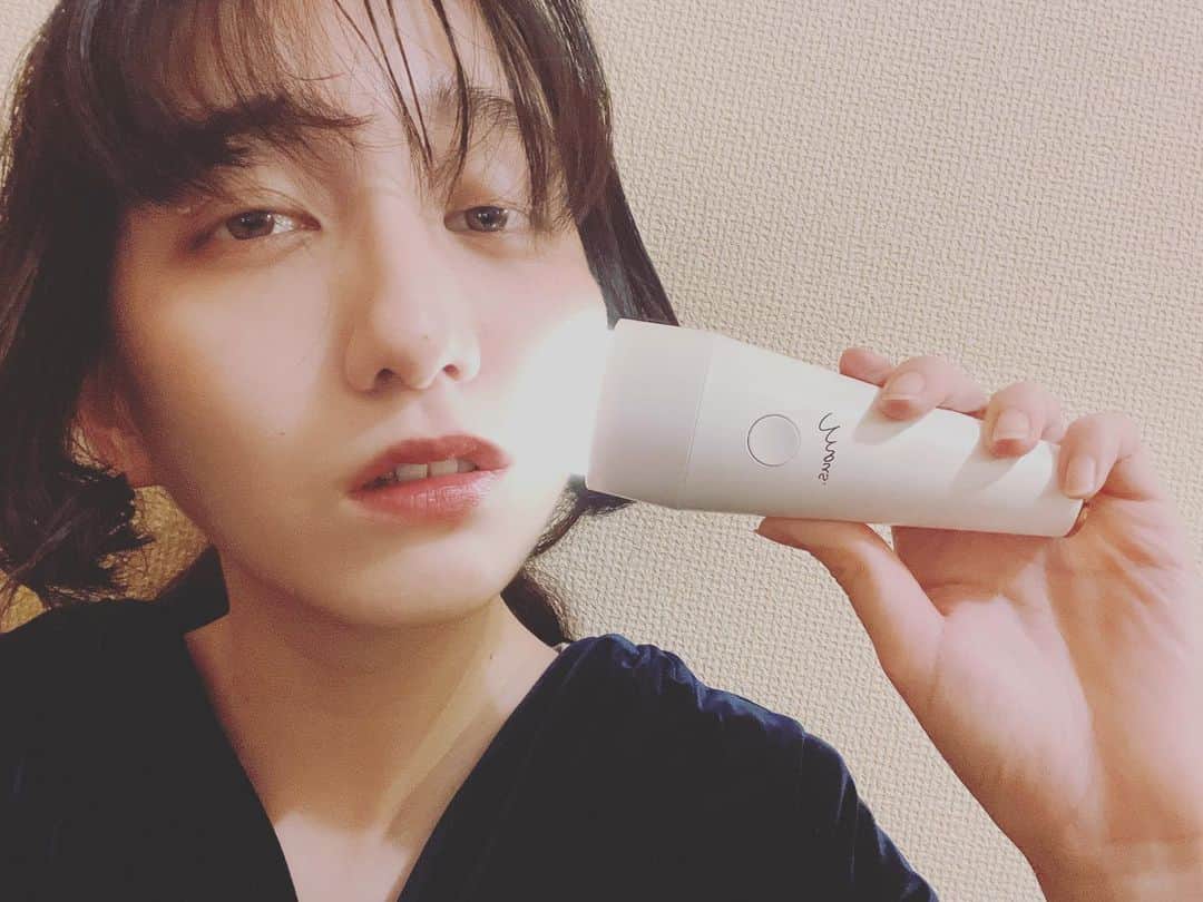 長井短のインスタグラム：「今年はちゃんと美容のこと考えようと思って、初めて美顔器…！ 寝る以外の全てが面倒だから、こういう洗顔でも化粧水でも使っていいよ〜っていうラフさがマジで助かっている😂😂 「私は私に時間をかけている」っていう事実が一番人間を綺麗にするのかもって29にして知りました…時間かけてこー🔥🔥  クーポンコードで5,000円オフ！ (クーポンコードは公式サイトのみ有効） クーポン：mjk5 有効期間：2/14〜17 #美顔器 #毛穴 #リフトアップ #美肌 #トーンアップ #mous #プルミナス #PLUMINUS #おこもり美容 #インテリア #PR」