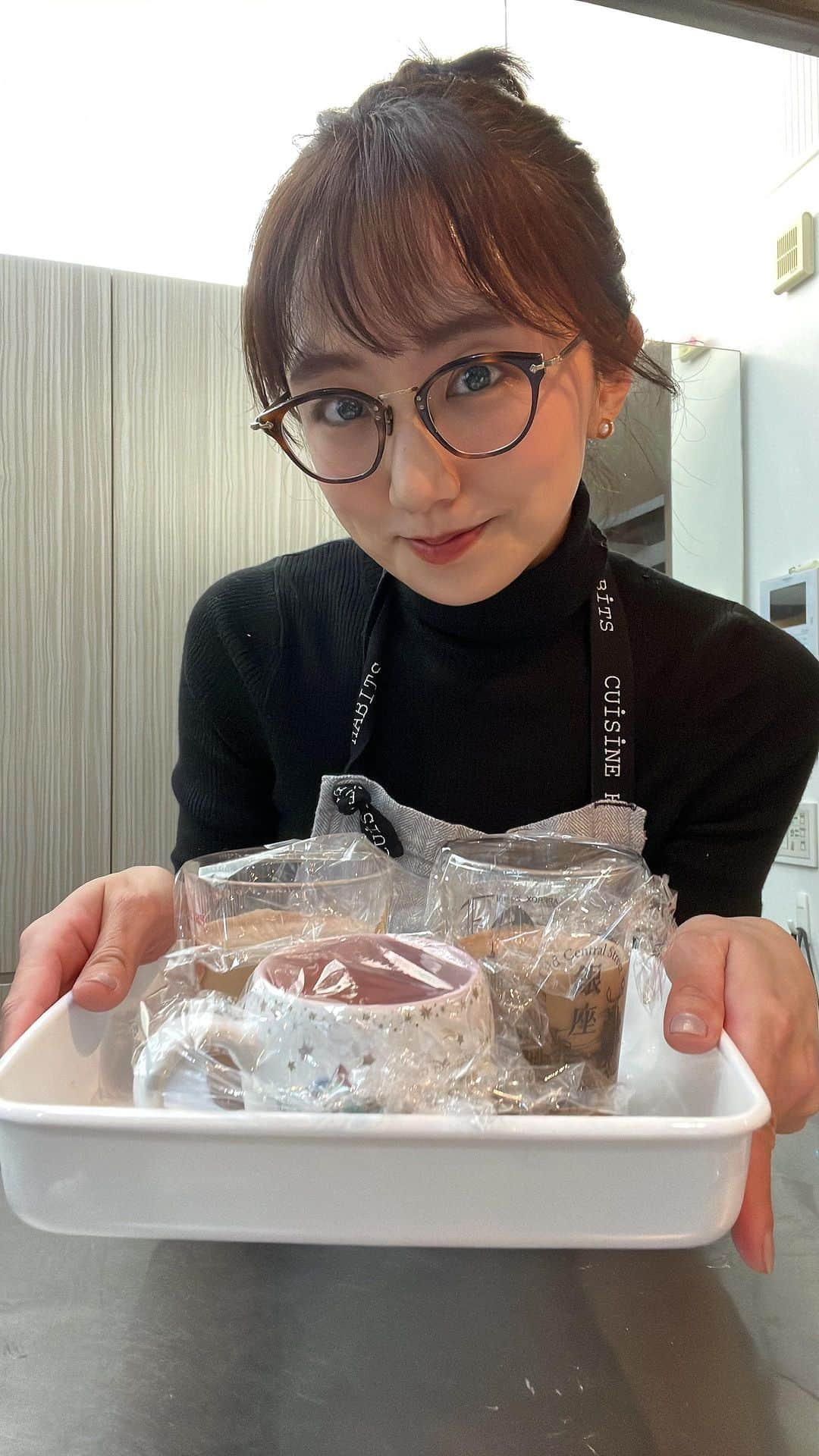 松村未央のインスタグラム：「バレンタイン🤍 帰宅後、頑張って30分で作りました🍫 デコレーションは娘とやります👧🏻💕 動画撮る余裕はないと思うので、撮りません。笑  コレも余裕はあまりなかったのですが せっかく撮ったのあげます🍫❣️  #チョコムース #手作りバレンタイン #バレンタインレシピ」