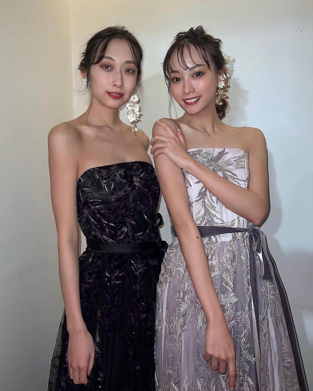 岡島彩花のインスタグラム：「Happy Valentine🤎  最近よくお仕事の現場が一緒になる ひなのちゃんとお揃い双子ドレスコーデ👗」