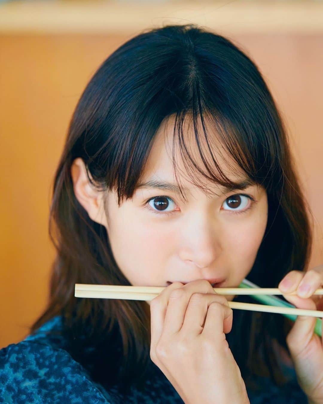 のインスタグラム：「なぎさだよ🌼  ２月２２日に2nd写真集「なぎさ日和」を発売しますー🤍　  三瓶さんが素の私をさらけださせてくださったおかげで、すごく素敵な写真集になりました。  お楽しみに🌼」