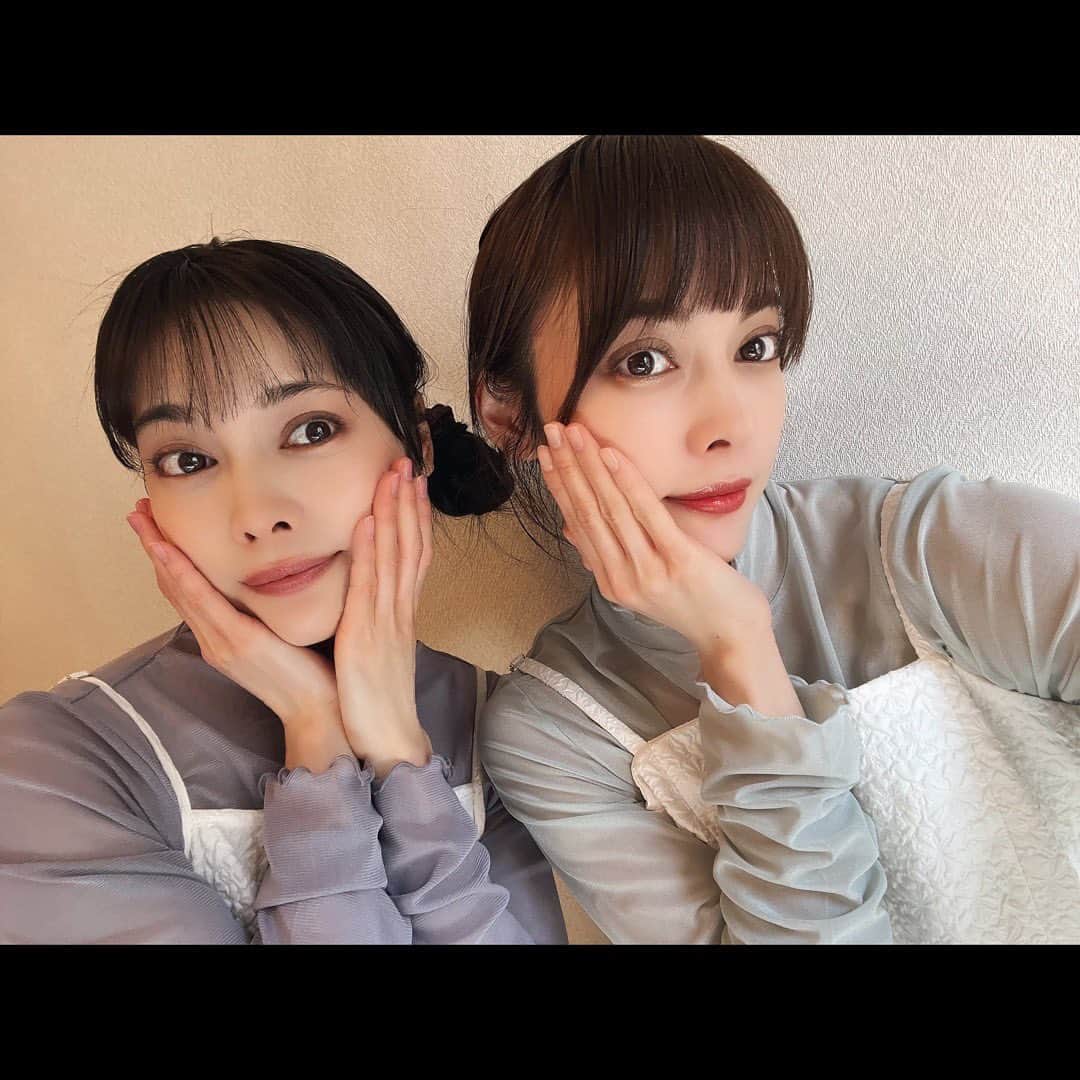 ＹＡＥ【MIO・YAE】のインスタグラム：「happy Valentine💕🍫  今年も現場でスタッフさんに渡せました✨  連日MIOYAEで撮影してます💐  皆さんに見てもらえるの、すっごく楽しみ~  #twins#双子」