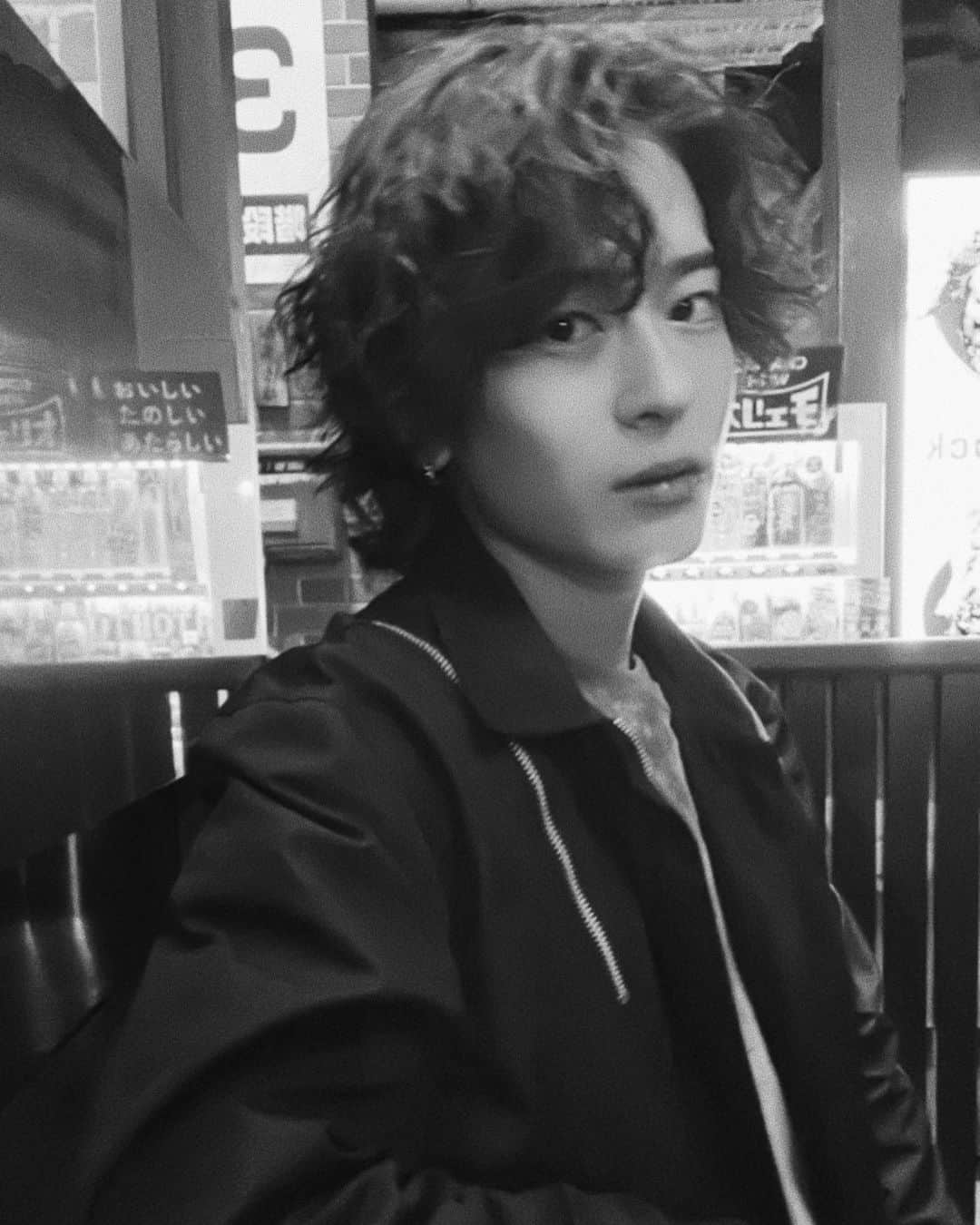 鈴村梨公のインスタグラム：「とりあえず毛量やばいからそろそろ切りたい  #メンズヘア #ヘアセット#パーマ#スパイラルパーマ#メンズスタイル#メンズパーマ#メンズカット#メンズスタイル#ヘアスタイル#メンズヘア#美容師#美容室#ツイストスパイラル #ツイストパーマ #ケアパーマ#ツイスパ#センターパートヘア#ツイストスパイラルパーマ #ミディアムウルフ#センターパートウルフ#波巻きパーマ #波巻きスパイラル　#haircut#hair#发型 #理发　#헤어스타일　#헤어컷교육」