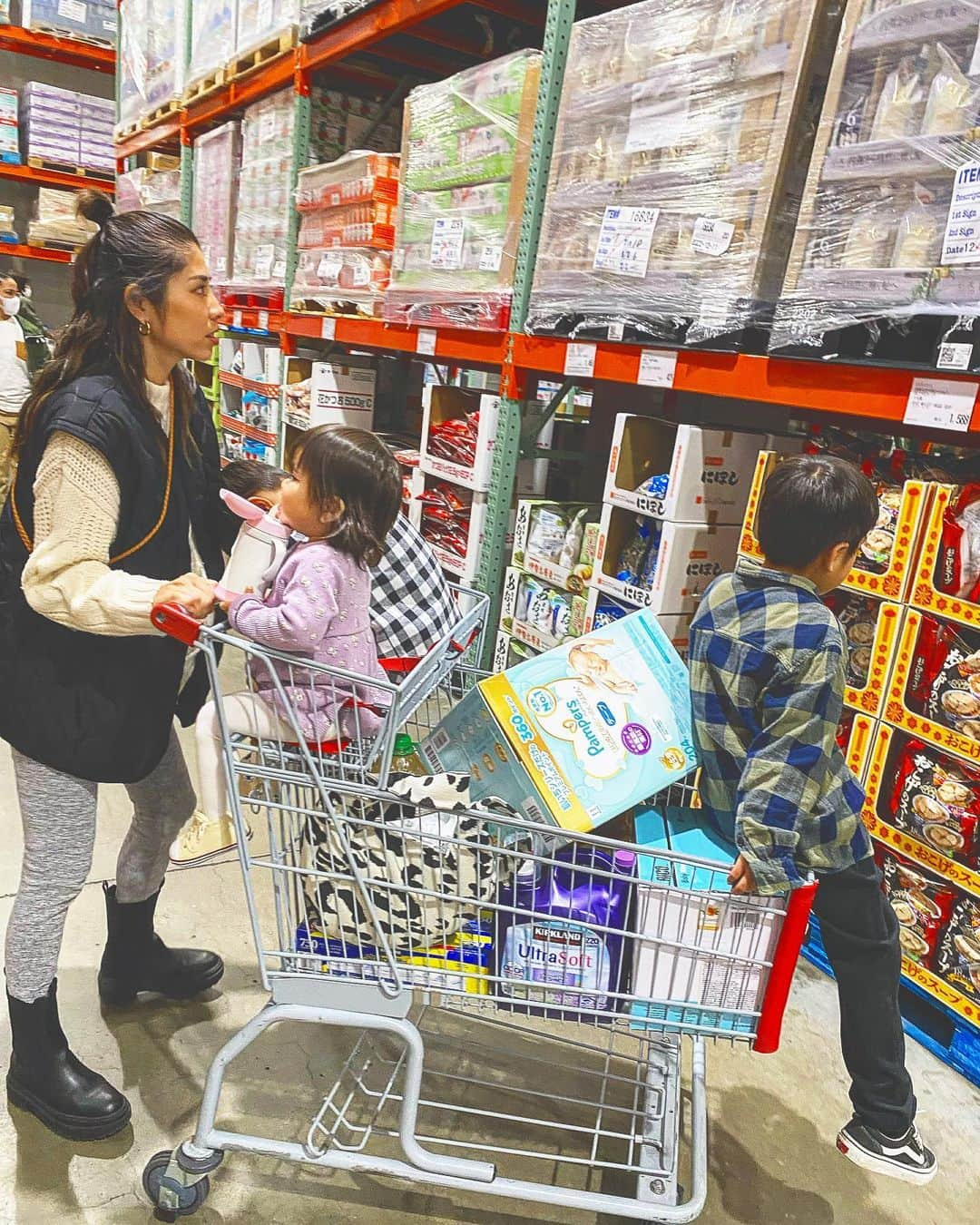 齋藤美波のインスタグラム：「🛒🇺🇸 #costco ・ コストコ行く時は 基本大掛かり🥴 長男は歩かないし文句たらたらだし 兄弟喧嘩ばかりだし ゆっくり見させろーーーー😇🏴‍☠️ ・ 基本いい子なのは 最後の🌭🥤の時間のみ。笑 ・ 妊婦の時も産後の時も コストコ行く時は 基本運動しに行くと思っている🔥笑 体力的にも精神的にも 鍛える時間だ💪🏾⇦何事も捉え方次第w ・ ・ ・ #コストコ#コスコ#買い物#4人兄妹#体力勝負#costco#shopping#🇺🇸#🛒」