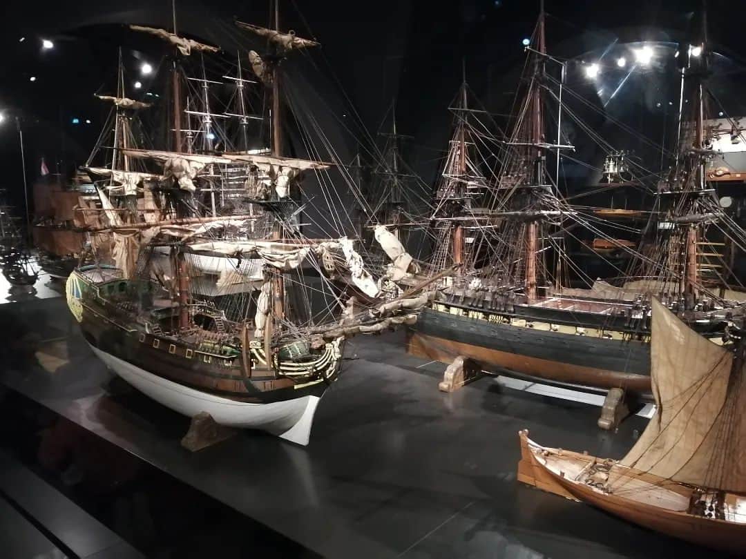 福間洸太朗さんのインスタグラム写真 - (福間洸太朗Instagram)「Souvenirs in Amsterdam I visited the Rijksmuseum (Netherlands National museum) for the first time which has a rich collection of ship models, sculpture, some old instruments and paintings.   今回はアムステルダム国立美術館に行けました！フェルメール展はまだ始まってなかったですが、「牛乳を注ぐ女」やレンブラントの名作ほか、個人的に大好きな船の模型、彫刻、陶器、古楽器なども充実していて大満足でした！  #Rijksmuseum #amsterdam #vermeer #rembrandt #ship #shipmodel #porcelain #artcollection #アムステルダム国立美術館 #船の模型 #フェルメール #ガイドさん はアムス在住ピアニストのK君🙏」2月14日 11時04分 - kotarofsky