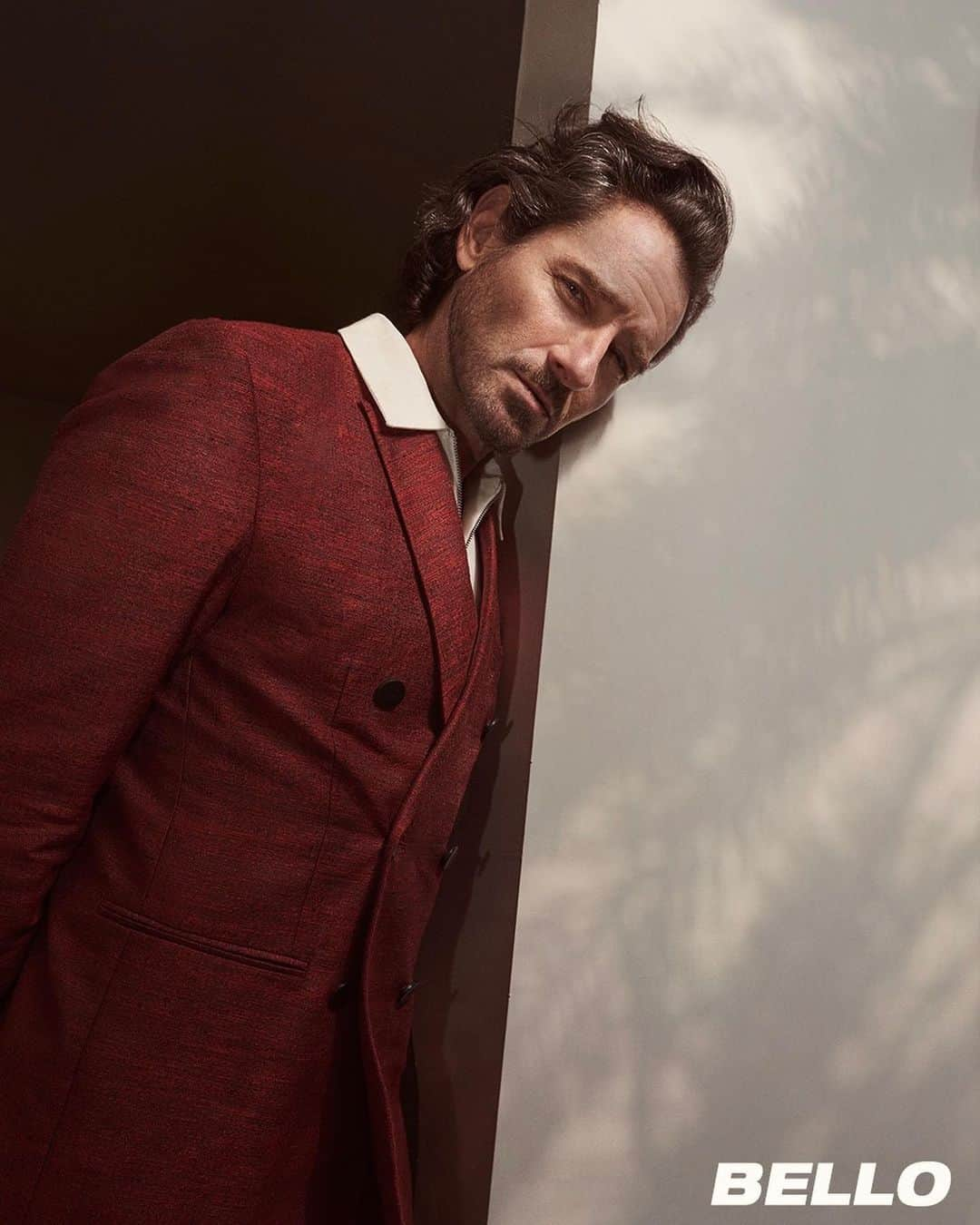 イアン・ボーエンのインスタグラム：「First look at @ianbohen for the new issue of BELLO 🐺 Full story, interview + print coming out this week!  Photography @franzmars  Styling @styledbyambika  Grooming @baddiebearr  Editing @luka_ukropina  Video @perspectiveout  Production @maisonpriveepr_la x @bellomediagroup  Interview @edsolo87  @platformprteam  Suit @oceanrebel  #YellowStone #TeenWolfTheMovie #TeenWolf #IanBohen」