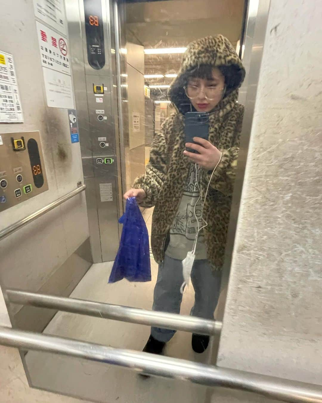 ハンナさんのインスタグラム写真 - (ハンナInstagram)「遠ざかりハンナちん　エレベーターの鏡に買い物はすみましたアピールすな」2月14日 11時19分 - maximumthehanna