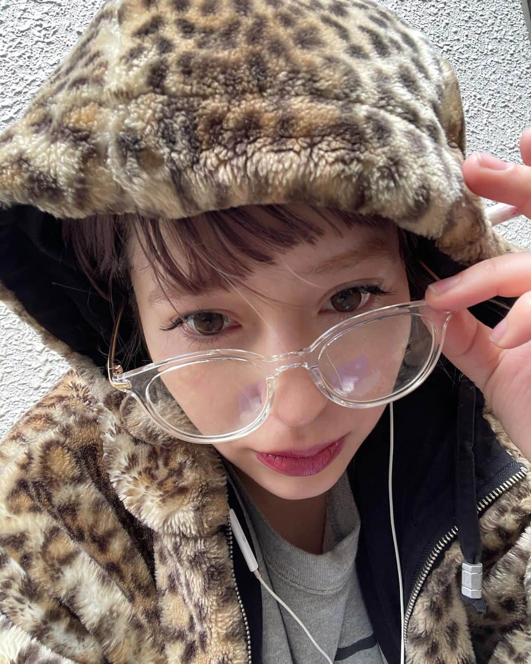 ハンナのインスタグラム：「遠ざかりハンナちん　エレベーターの鏡に買い物はすみましたアピールすな」