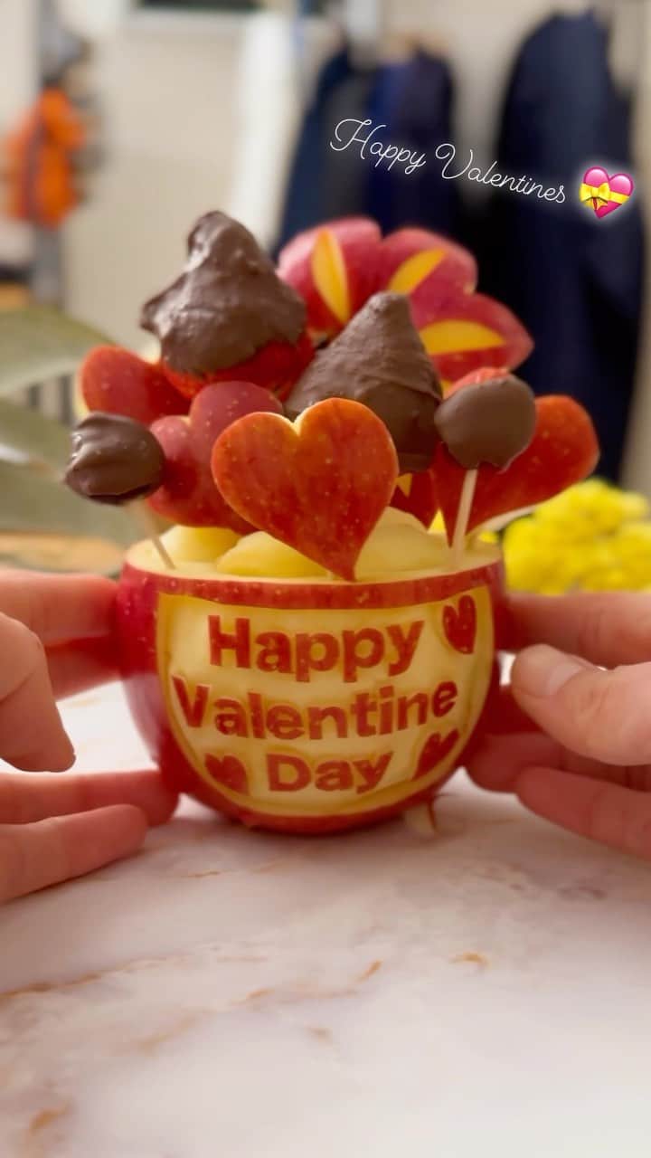 片山美耶のインスタグラム：「Happy Valentine💝  バレンタイン向け、りんごの飾り切りギフトを 作りました💝 . #バレンタイン #バレンタインギフト #バレンタインレシピ #フルーツカービング #フルーツカッティング #りんごの飾り切り #fruitcarving #applecutting #valentine  #valentinegifts」