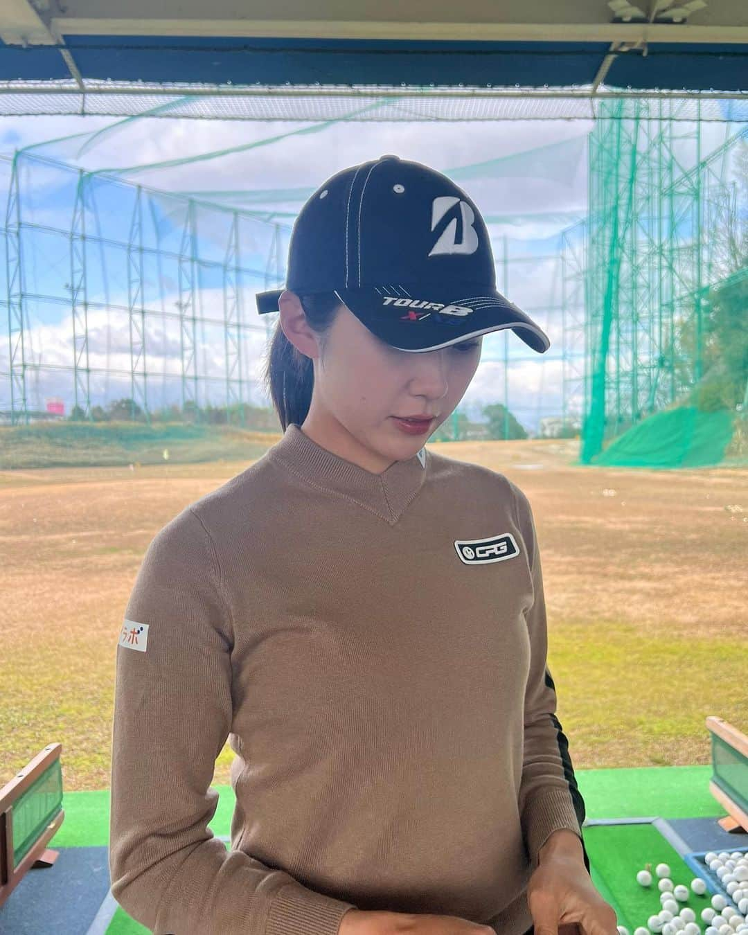 高木萌衣さんのインスタグラム写真 - (高木萌衣Instagram)「@cpggolf_official   明日の15日からこのニットが発売されます✨✨ 3色展開で、私はベージュとブラックをオーダーしました🧸🖤 CPGGOLFのインスタから是非チェックしてみてください🌈  #cpggolf #シーピージーゴルフ #씨피지골프 #golfwear #golffashion #golfswing #골프웨어 #골프옷 #골프스타그램 #골프스윙」2月14日 11時35分 - mei__takagi