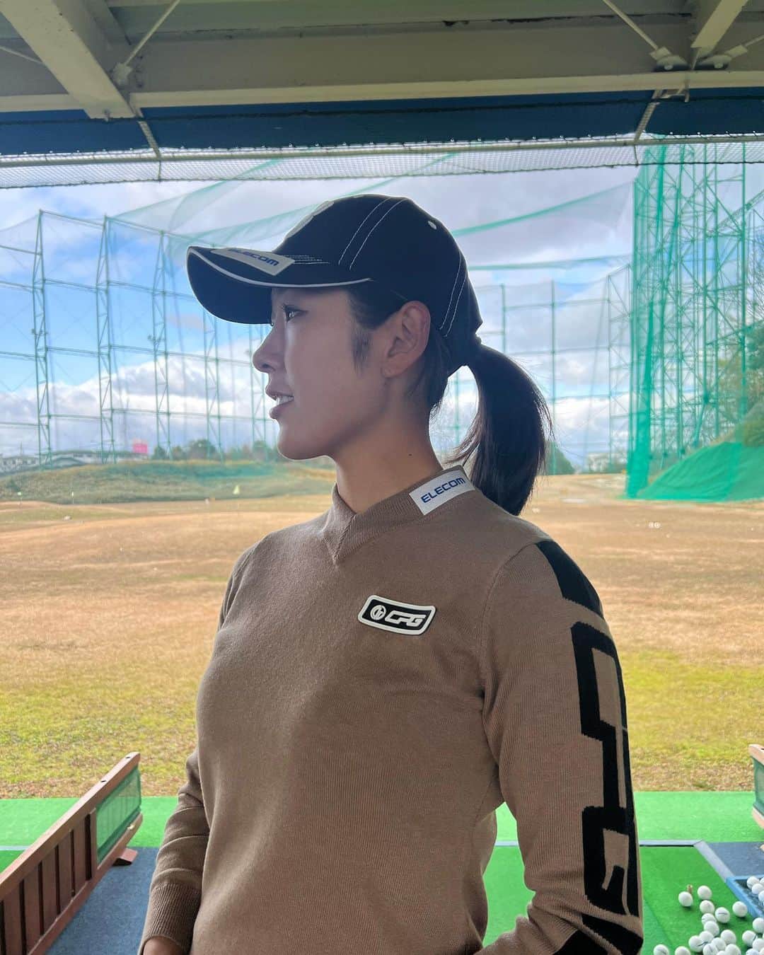 高木萌衣のインスタグラム：「@cpggolf_official   明日の15日からこのニットが発売されます✨✨ 3色展開で、私はベージュとブラックをオーダーしました🧸🖤 CPGGOLFのインスタから是非チェックしてみてください🌈  #cpggolf #シーピージーゴルフ #씨피지골프 #golfwear #golffashion #golfswing #골프웨어 #골프옷 #골프스타그램 #골프스윙」