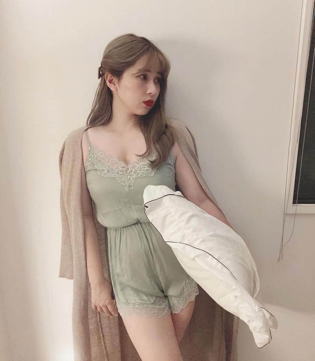 puinpiのインスタグラム：「HAPPY VALENTINE....❤︎  私は自分を愛でる時間を持つ事は、とても大切な事だと思っています…♡  PUI , BENOÎTEのプロダクトは そんな時間を持つきっかけや、お供になればいいな…😌♡と日々作っているので、  　 私からのバレンタインは、 自分を愛でるお供のセットにしようと♡♡  PUIからは、柔らかく着心地のよいロンパース。  BENOÎTEからは、 贅沢にROSEを使ったソープと、ミルクを。  3点で通常16680yenなのですが Valentine なので…10000yenに♡  正直話すと、大奮発🦦←なので 数量限定ですが、自分の時間のお供になれば…♡ と思ってます。  @puishop.official にて 2023/02/14 PM21:00 release  素敵なバレンタインを...❤︎  ： ： #Pui#BENOÎTE #valentine #Puishop#benoite #バレンタイン#ロンパース#ルームウェア#バスアイテム#ボディケア#ボディソープ#ボディミルク#ボディクリーム#ギフトにおすすめ#ギフト」