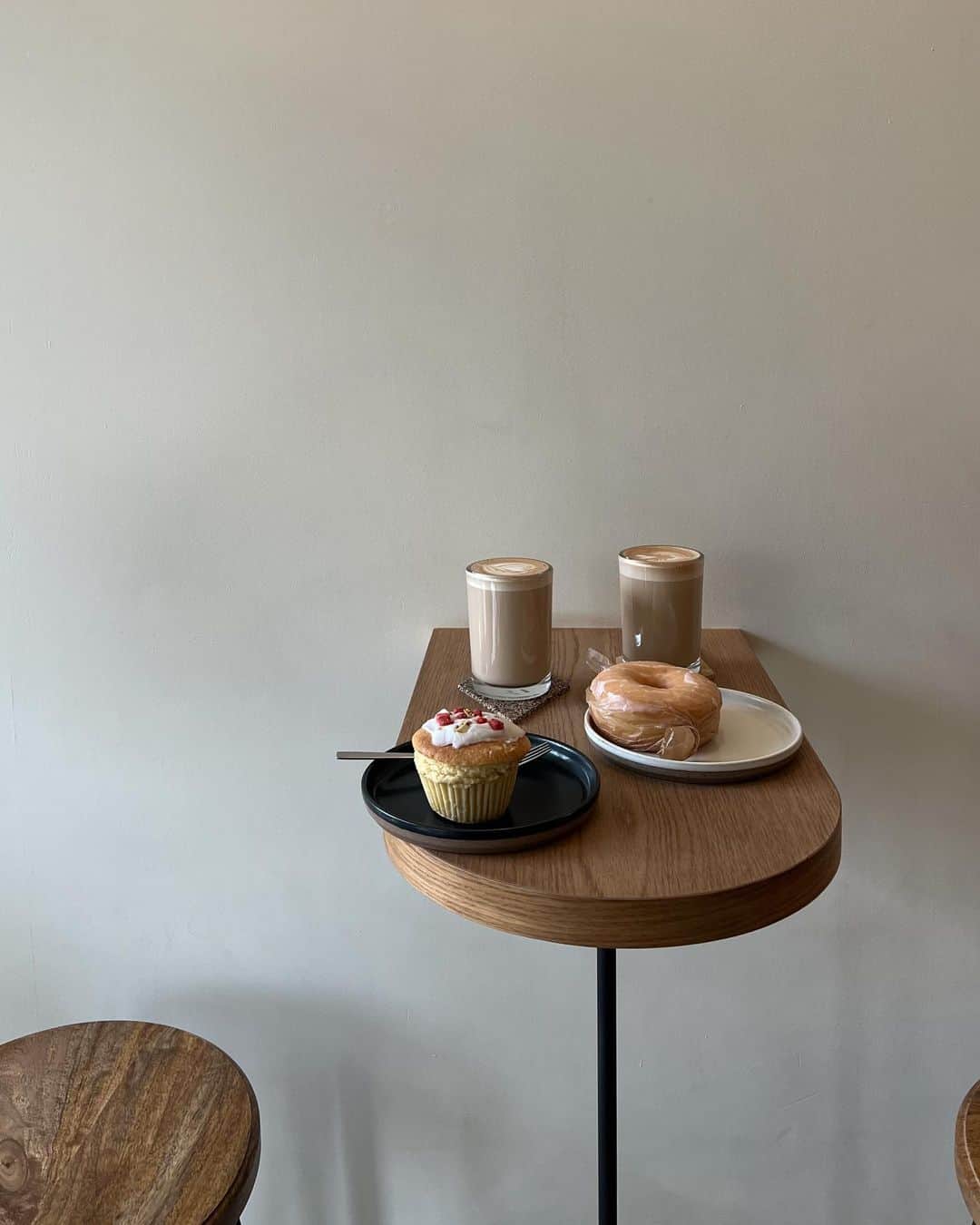 Manamiのインスタグラム：「yumyum memo🧁🍳🥔🍲  ① @lepo_coffeestand  ② @dek_aoyama  ③ @85ottantacinque  ④ @mesmtokyo  ⑤ @konbuya_ebisu   牛すじのミネストローネ、 うにon the インカの目覚め、 牡蠣と白子のおでん、、✍🏻🤤  #マナシカの好きなカフェ #マナシカもぐもぐメモ」
