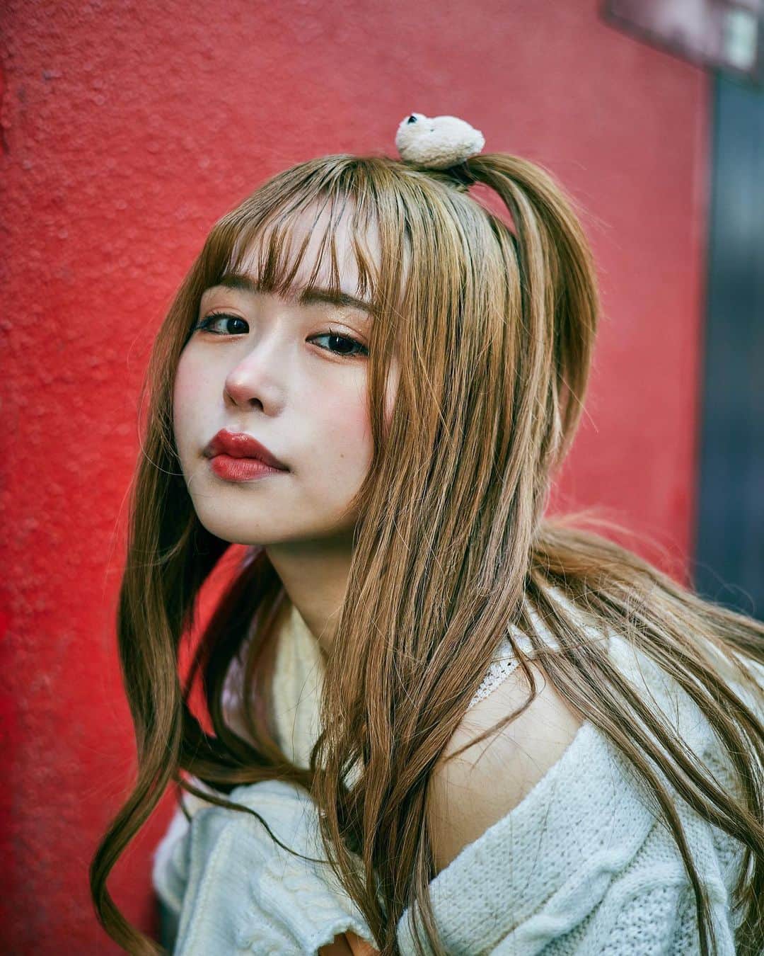 のインスタグラム：「はっぴ～ばれんたい～ん¨♡¨  バレンタインぽい写真無かったので 赤の主張が激しめの写真置いとく🍫‪‪○」
