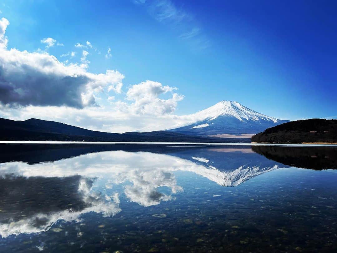 柾木玲弥さんのインスタグラム写真 - (柾木玲弥Instagram)「先日撮影で行った先に、綺麗な逆さ富士が現れました。 普段富士山について考えることはあまりないけど、やはり目の前にするとその偉大さに圧倒されました。 野村くんに「逆さ富士見えるよ」と言われ行ってみたら丁度風が出てきてしまい、僕はうまく撮れませんでしたが、綺麗な逆さ富士の写真を野村くんから頂きました。 いろんな条件が揃わないと現れることのない素敵なタイミングに立ち会うことができて良かったです。 お裾分けです。  1枚目📷 @yuknmr」2月14日 12時51分 - reiya_masaki