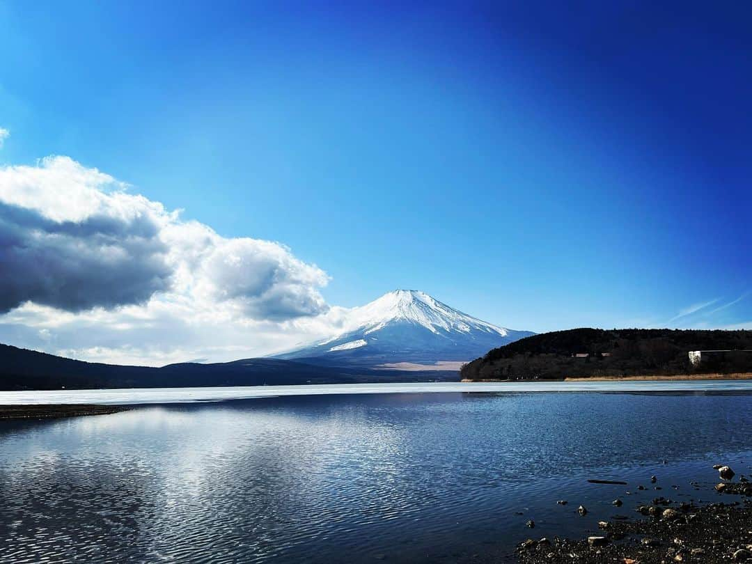 柾木玲弥さんのインスタグラム写真 - (柾木玲弥Instagram)「先日撮影で行った先に、綺麗な逆さ富士が現れました。 普段富士山について考えることはあまりないけど、やはり目の前にするとその偉大さに圧倒されました。 野村くんに「逆さ富士見えるよ」と言われ行ってみたら丁度風が出てきてしまい、僕はうまく撮れませんでしたが、綺麗な逆さ富士の写真を野村くんから頂きました。 いろんな条件が揃わないと現れることのない素敵なタイミングに立ち会うことができて良かったです。 お裾分けです。  1枚目📷 @yuknmr」2月14日 12時51分 - reiya_masaki