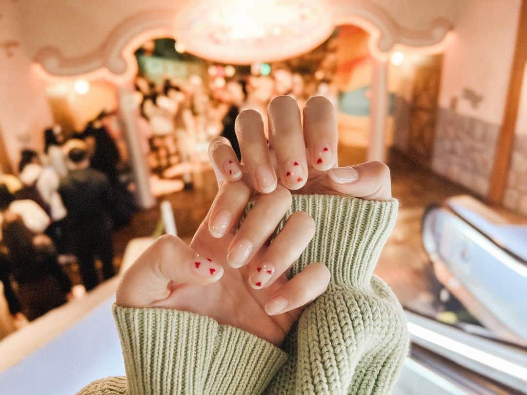 浅場佳苗のインスタグラム：「Happy Valentine's Day〜！❤️ 今月のネイルはバレンタイン仕様で、 フレンチネイルに小さなハートを、 たくさん散りばめてもらってきました！🫶✨  ピューロランドでの、 お気に入りの写真を添えて.. 🐩🥤🤍← ・ #ネイル #nails #gelnails #ピューロランド #tokyo #japan #dancemusic #dancepop #edm #singer #songwriter #シンガーソングライター #弾き語り #フレキシタリアン #ゆるヴィーガン #動物愛護 #サスティナブル #エコ #地球にやさしいミュージシャン #愛犬家 #beatmania #iidx #LoL #ユアマジェ #tiktok #浅場佳苗 #kanaeasaba」