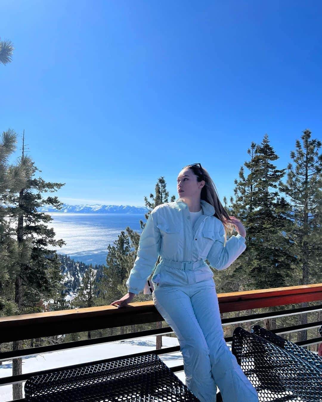 アリシア・デブナム・キャリーのインスタグラム：「Shoop shoop ⛷️」