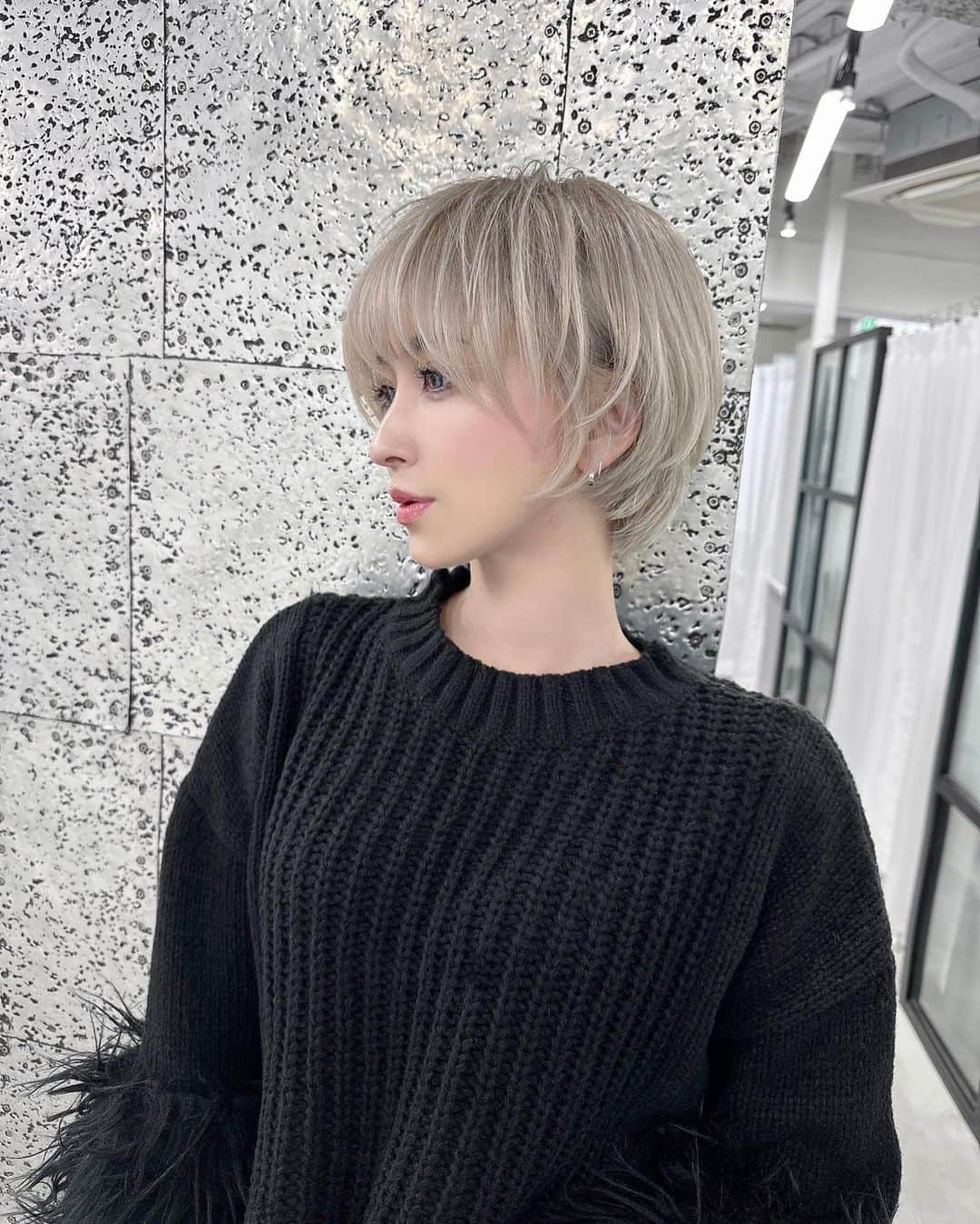 美咲あいりのインスタグラム：「_White short hair☁️ ⁡ ⁡ 最近はずーっとショートな気分🤍 @kei0926」