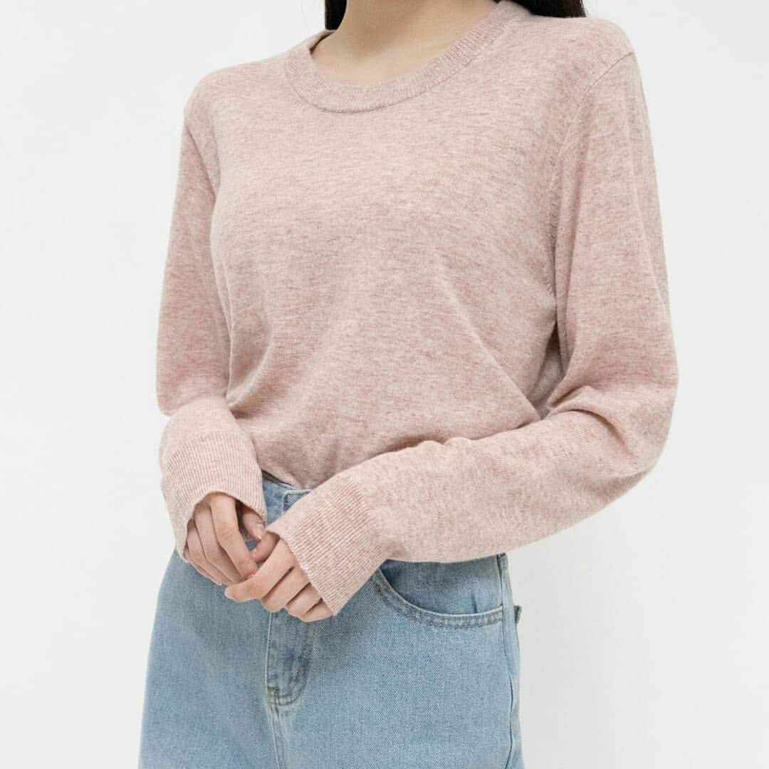 mixxmix日本公式instagramのインスタグラム：「カシミヤやウールをブレンドした暖かい素材を使用したラウンドネックニットです。  スラックスからジーンズ、スカートまで、どんなボトムとも好相性なので、ぜひ持っておくのがオススメです。  💗 . #mixxmix #kpop #ootd #outfit #streetfashion #ユニーク #ミクス #韓国ファッション」
