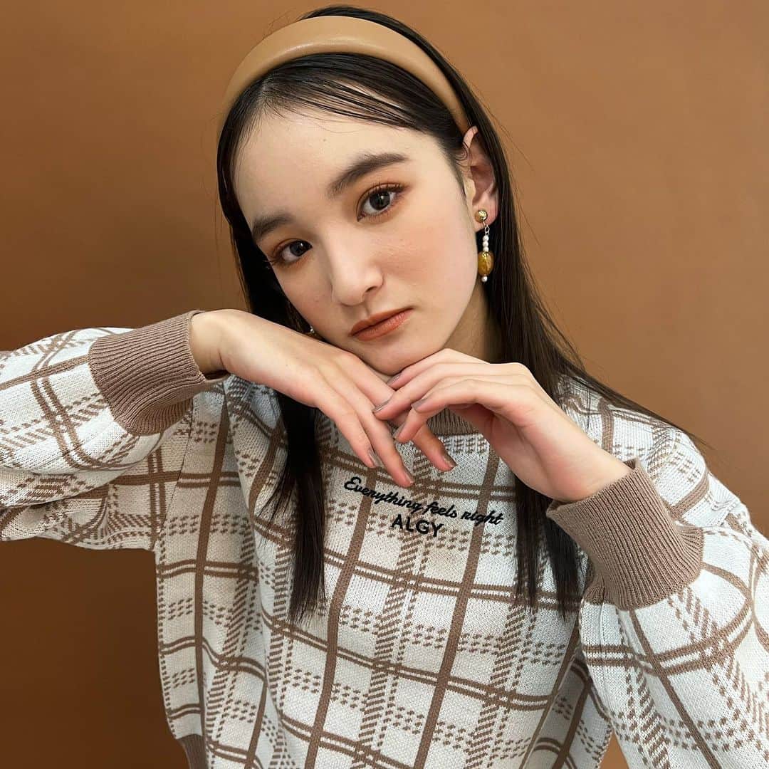 ニコ☆プチのインスタグラム：「🍫💝✨  ハッピーバレンタイン💘🤍💖  今日はバレンタインデーだね🫶🏻 みんなはチョコをあげたり、 おかしをつくったりしたのかな？🤔 みんなの想いがつたわりますように💞  ニコ☆プチ2月号でも、バレンタインにぴったりな 「バレンタインメイク」を紹介しているから チェックしてね✔️🥰  #ニコプチ #ニコプチモデル #プチモ #川口莉奈 #jc1 #09 #ミルクチョコメイク #ミルクチョコ」