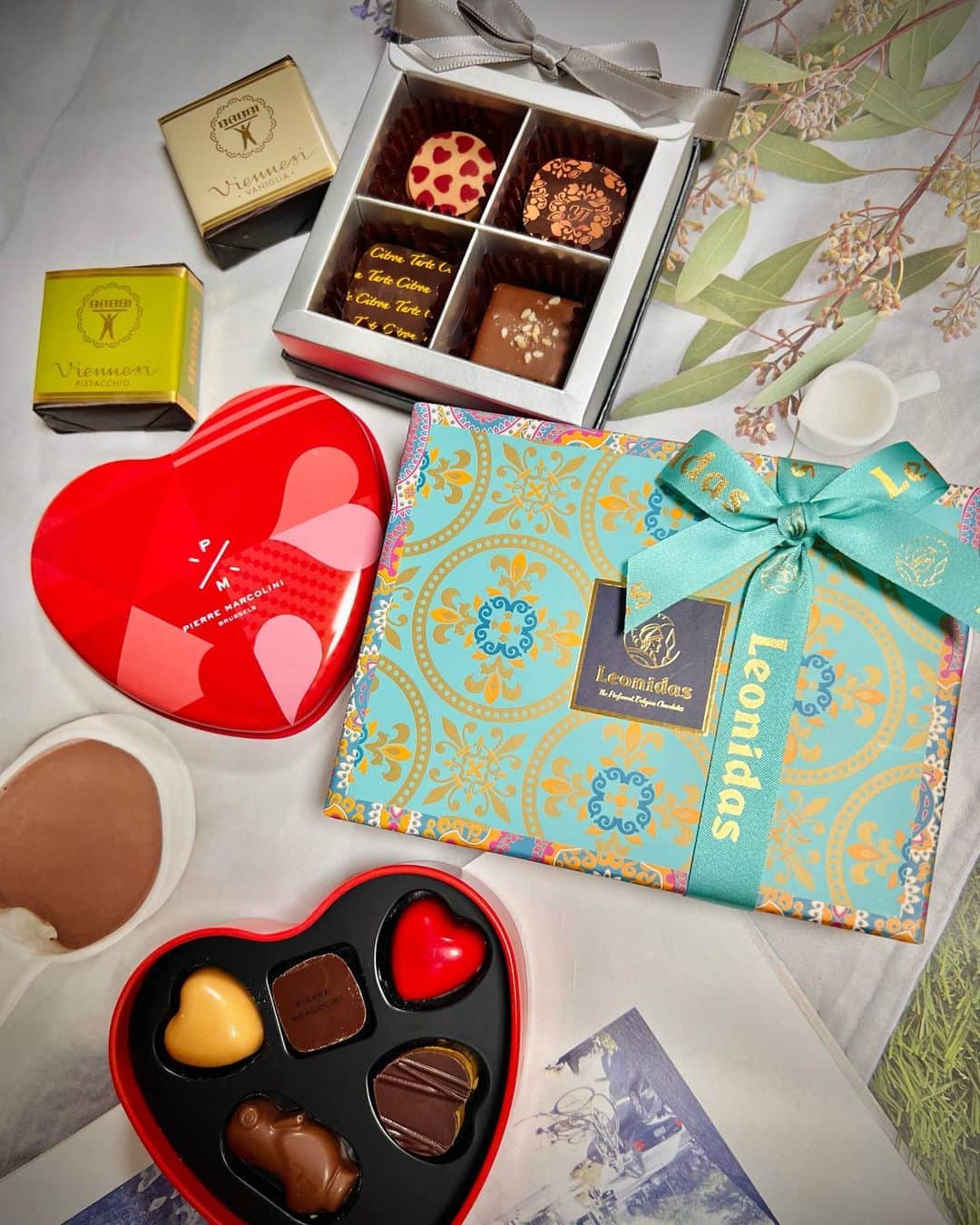 尾崎ありさのインスタグラム：「Happy Valentine’s Day 💝🤤  #チョコレート #ショコラスイーツ #チョコ #ベルギーチョコ #ベルギー #Valentine #スイーツ #おうちカフェ #chocolate #gourmet #グルメ #ご褒美チョコ #sweet #バレンタイン #chocolatier #choco #france #belgium #スイーツ部 #スイーツ好き #チョコレート好き #スイーツ好きな人と繋がりたい #pierremarcolini #babbi #leonidas #ピエールマルコリーニ #レオニダス #チョコ好き #yvesthuries #サロンデュショコラ」