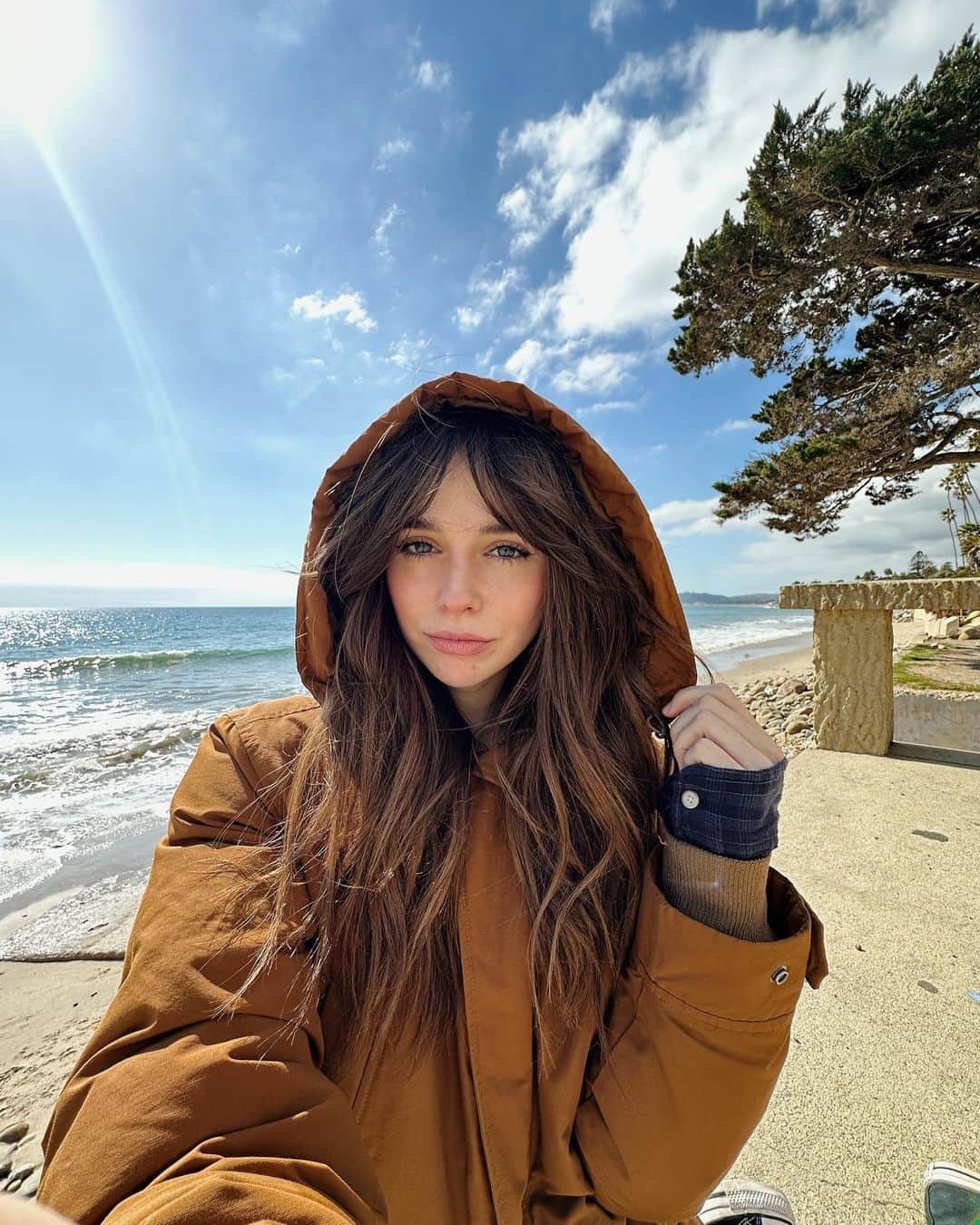 Acacia Brinleyのインスタグラム：「Just a lil read at the beach 🦋」