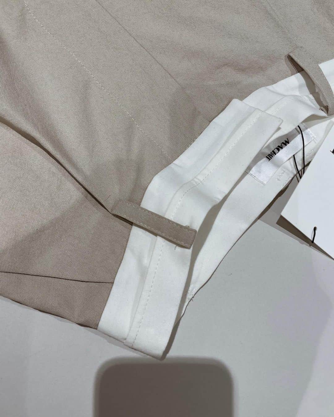 正中雅子のインスタグラム：「waist design wide pants🫶  これ、めちゃくちゃ着回し効くし 素材感も最高にいいし、美脚効果もあるし かっこいいし好きすぎる🤤🫶  ウエスト部分には高級感のあるスレキ生地を使用し、ピンタックプリーツを施してアクセントにしています！  このシリーズは、生地制作が難しく数量限定なのでお早目がおすすめです🥺  -PRE ORDER- 2.16 thu 12:00-2.20 mon 23:59  #MACHATT #masaco服」
