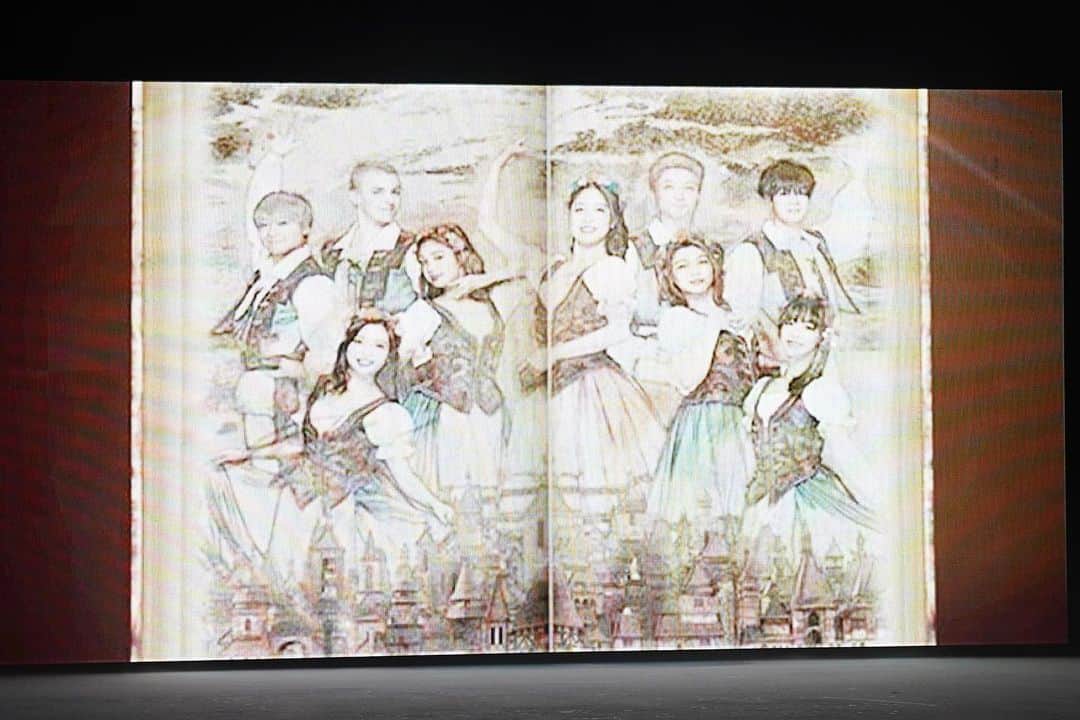 今井遥のインスタグラム：「BEYOND山梨公演が終わりました🌹  開演前日の大雪による影響が心配でしたが、大変な中でも大勢の方が足を運んでくださいました。 ありがとうございました！  次の公演まで少し間が空くので、その間に少しでも、より良い演技が出来るようにまた頑張ります✨  来週は群馬公演です⛸  #beyondmaotour  #山梨  📷#チャルダッシュ  演技前のスクリーンに映る絵本の中の似顔絵🥰」