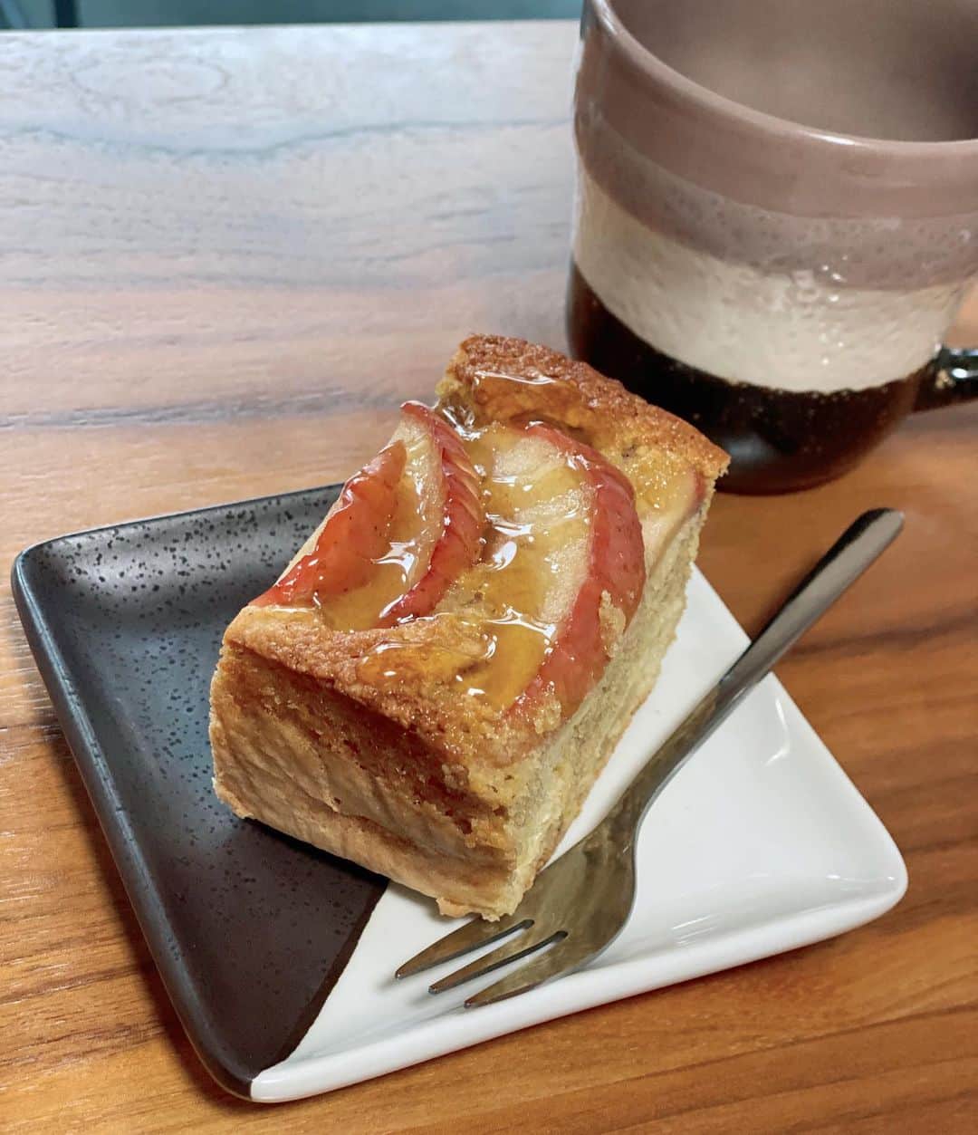 福島慶子のインスタグラム：「オートミール×🍎 cake🧁 #砂糖不使用#グルテンフリー#オートミールレシピ #オートミールスイーツ#腸活#美容#健康#内から綺麗に #産後ダイエット#授乳中のおやつ #りんごケーキ#オートミールケーキ」