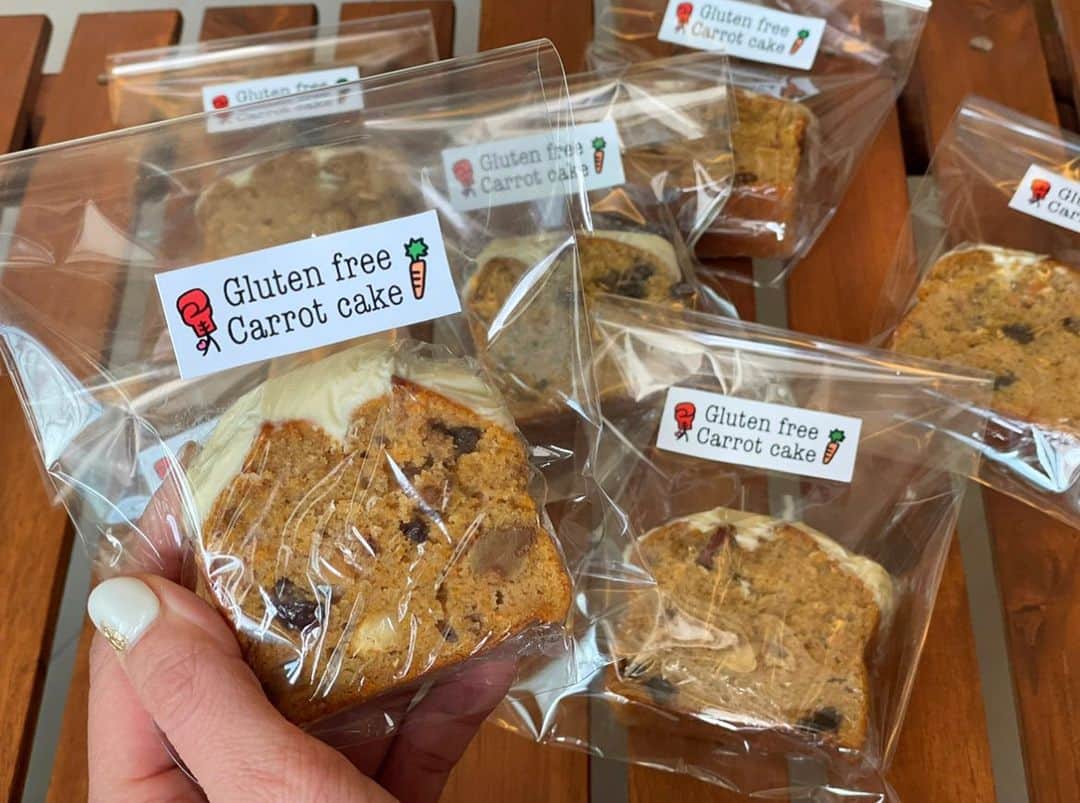 のインスタグラム：「🐷HAPPY VALENTINE🐷  この前作ったキャロットケーキを パウンド型で🥕  試合前の選手も多いので 健康的！なスイーツにしてみた✨  米粉を使ってグルテンフリーに🌾 なのでモチモチです〜🥰 お砂糖はお腹に優しいてん菜糖、 オイルは米油🌾  たくさんスパイス入れたので 少し大人のお味です🧑🏽‍🍳  いつも殴り愛してくれる みんなへ 感謝を込めて作ったので 今日ジムでもらってください🥊」