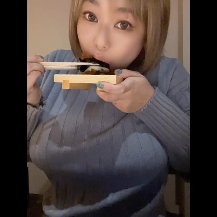 のインスタグラム：「恵比寿に焼肉食べ行ってきた😺  焼肉っていいよね😻 焼肉大好き😻   富士巻きー！❤️ 和牛ユッケと黄金卵黄と雲丹いくらトッピング最高すぎる😻  一口サイズのヒレバーガー🍔もタンネギ包みも冷麺もそしてお肉たちも美味しくて時止まって欲しかった😹  PR @yakiniku_fujimon_ebisu #個室焼肉富士門恵比寿 #焼肉富士門 #東京グルメ #東京焼肉 #恵比寿グルメ #恵比寿焼肉 #トリドリベース」