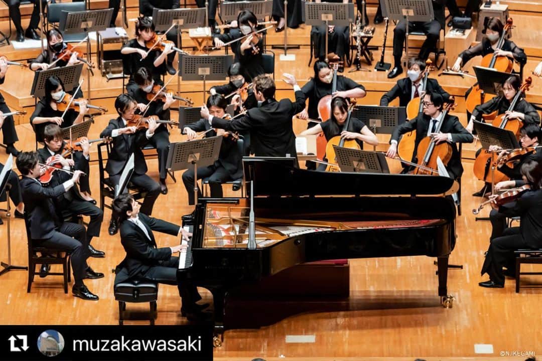 金子三勇士のインスタグラム：「#Repost @muzakawasaki with @use.repost ・・・ 2/5（日） #名曲全集 第184回が開催されました。 完売御礼の今回。 満員のお客様の熱気がさらに増すような、#金子三勇士 さんによるラフマニノフのピアノ協奏曲。 そして後半のシェエラザードではコンサートマスター #小林壱成 さんの美しいソロに、アレッサンドロ・ボナートさんの冴えわたるタクトと、目が離せないひと時でした。  Photo= N.IKEGAMI  #alessandrobonato #東京交響楽団 #TSO」
