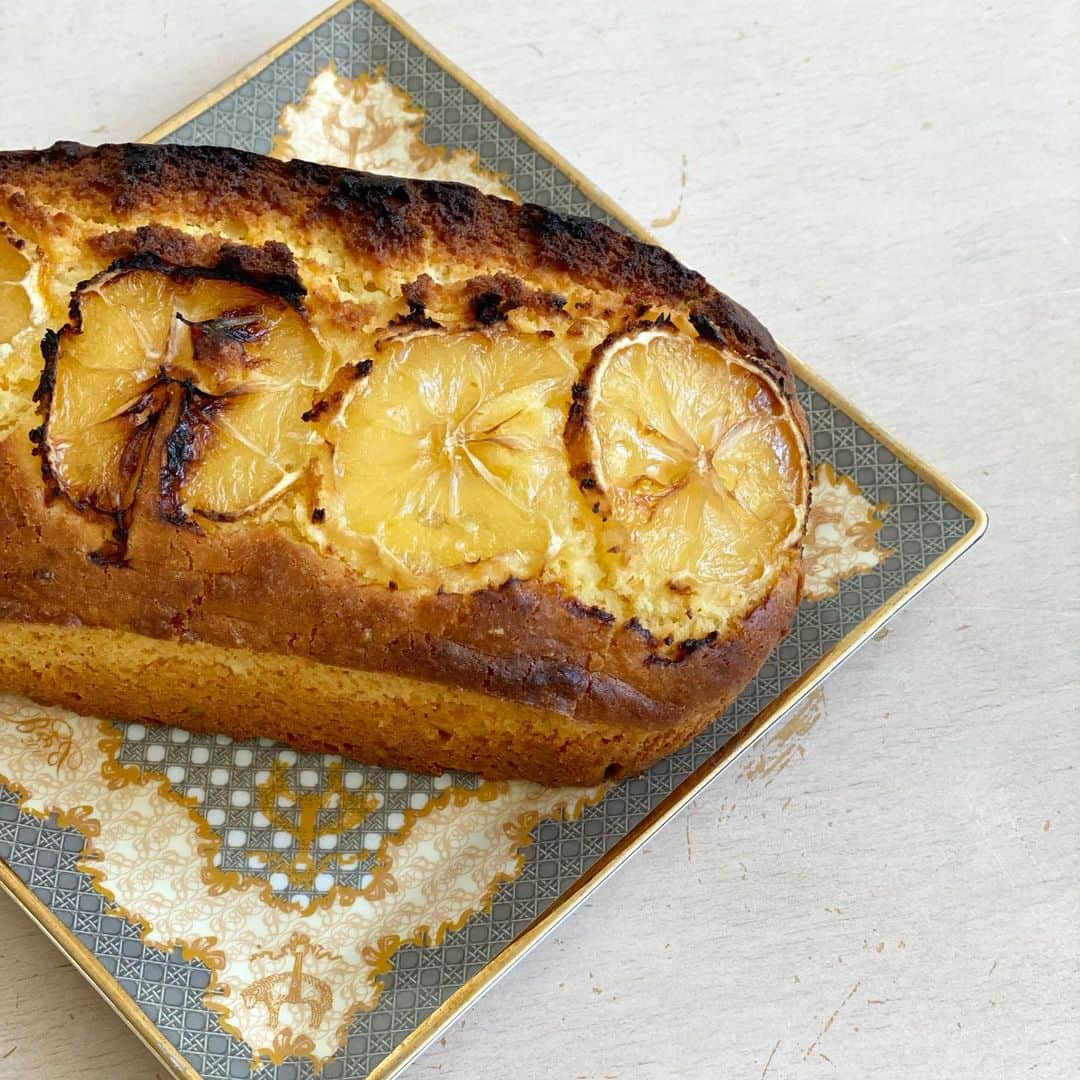 シナダユイのインスタグラム：「週末にレモンケーキを焼きました。🍋🍋🍯 手づくりおやつって、見た目はアレですけど幸福度はこの上ない。🗻 娘も穏やかな表情を見せてくれる…..💓  と、思ったのも束の間⚡️⚡️ #癇癪 がきゅゅ〜にっ、始まった。それからもう数日間、困ったもんだ。40代、体力が追いつかない。ので、一時保育に預けて今日は自由が丘をお散歩。そうでもしないと、携帯見る余裕（気力）なしです〜🍋  #育児日記 #グズグズ期 #ステップアップ　 #ホームメイド #焦げたww  #愛嬌 #レモン好き #レモン好きになった」