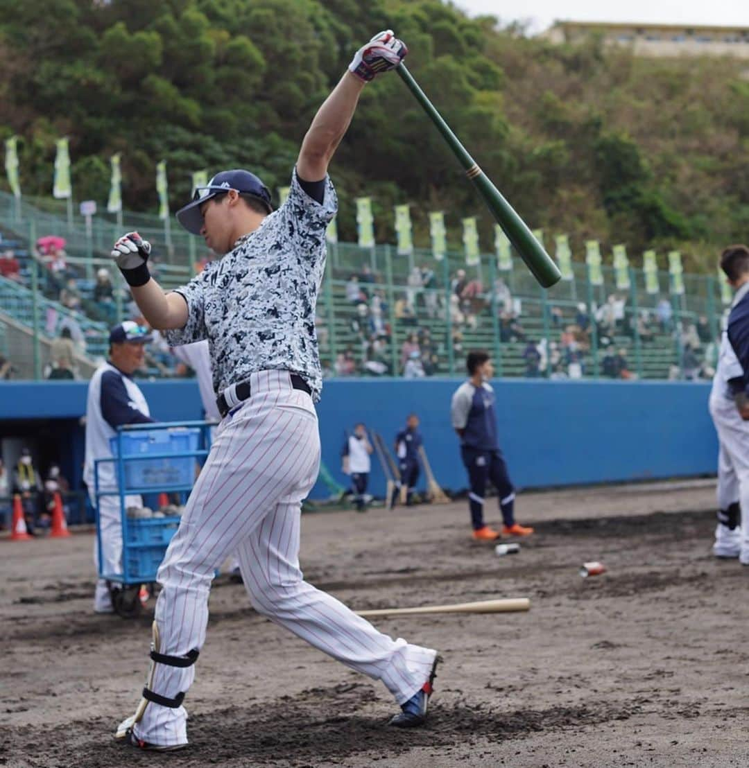 山田哲人のインスタグラム：「キャンプも第4クールに入りました！調子上げていきます！ 今年の練習用バットはグリーン🍀気に入ってます😊  #春季キャンプ #浦添 #グリーン #adidasバット #山田哲人」